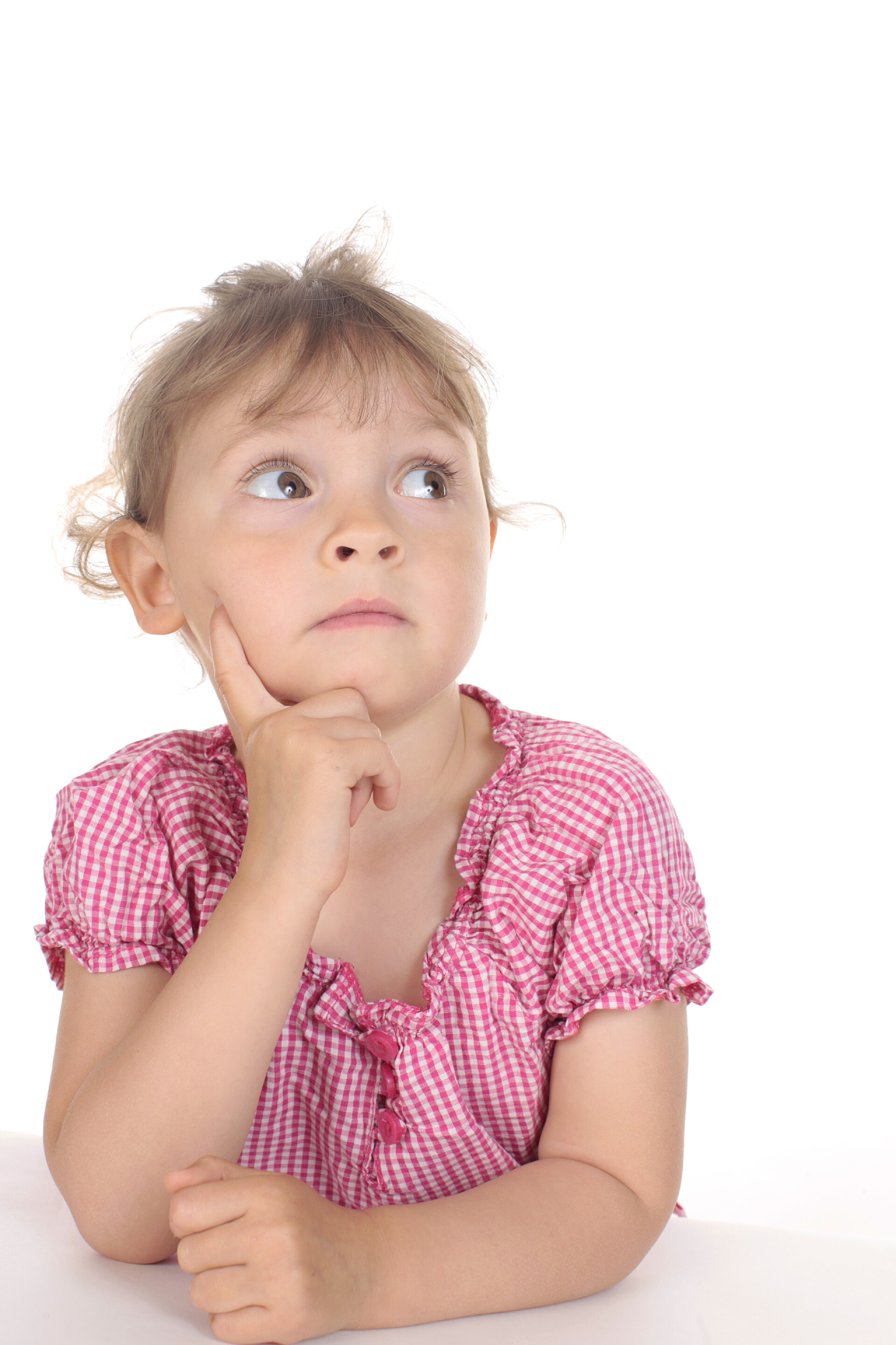 白色背景上思考的女孩想着事的年轻女孩