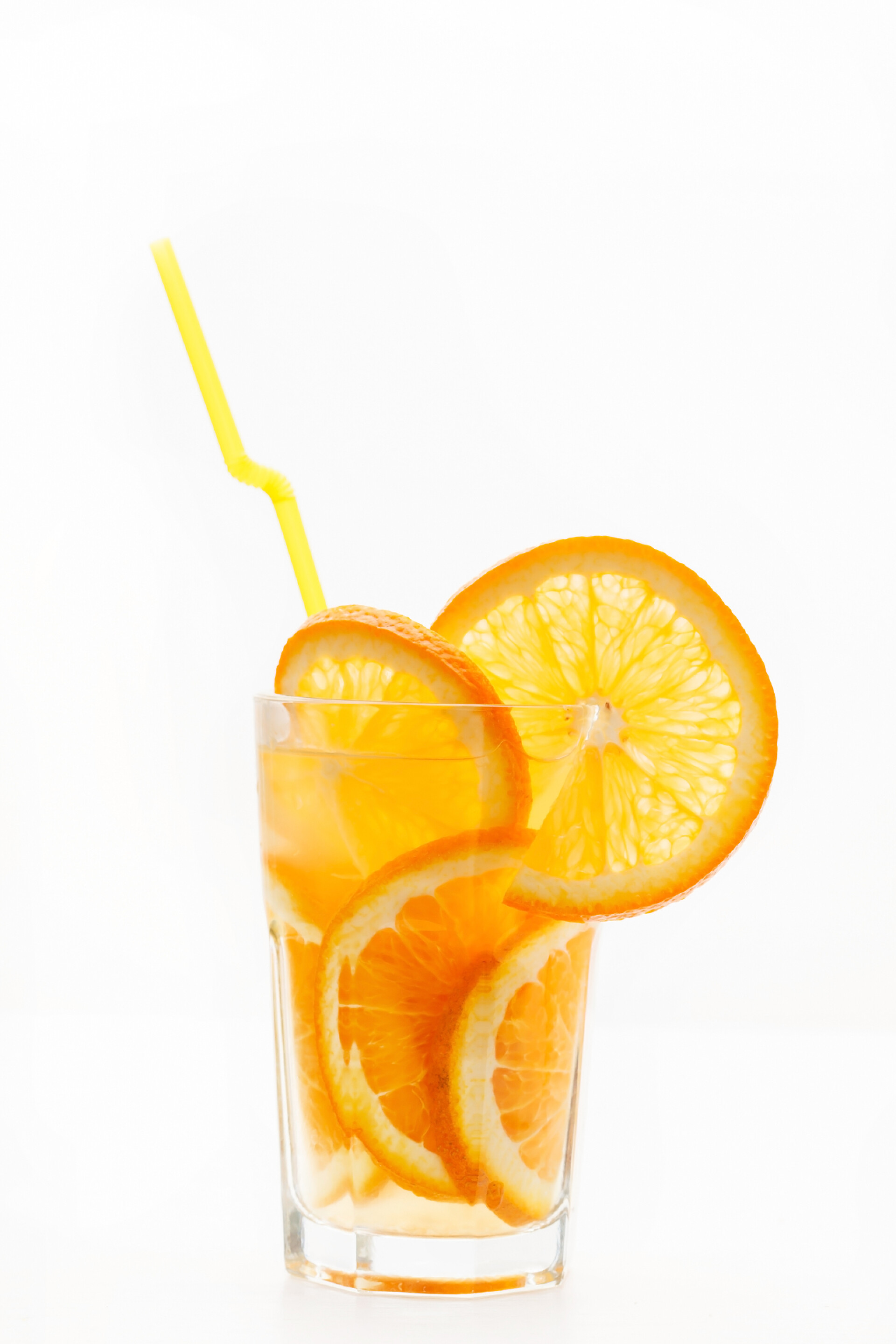 白色背景上杯子里的的橙片橙片