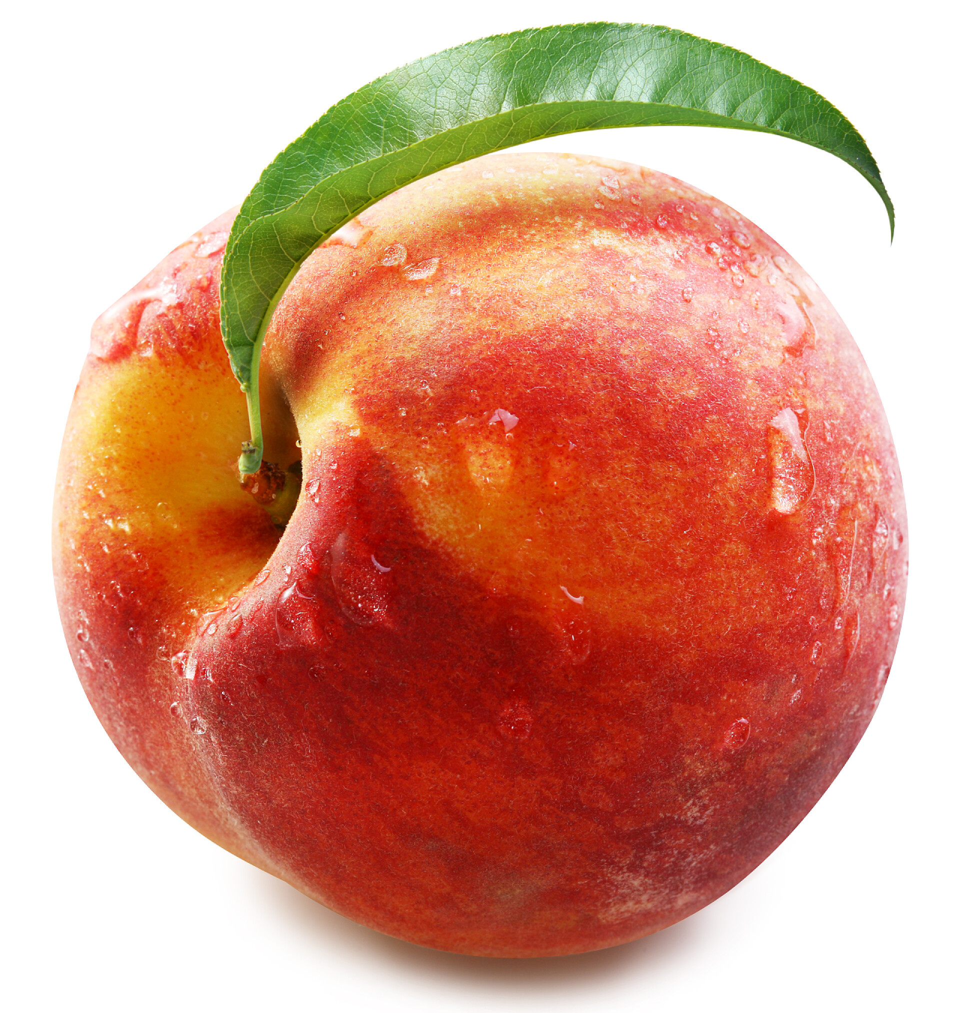 在白色背景上桃子桃叶隔离.