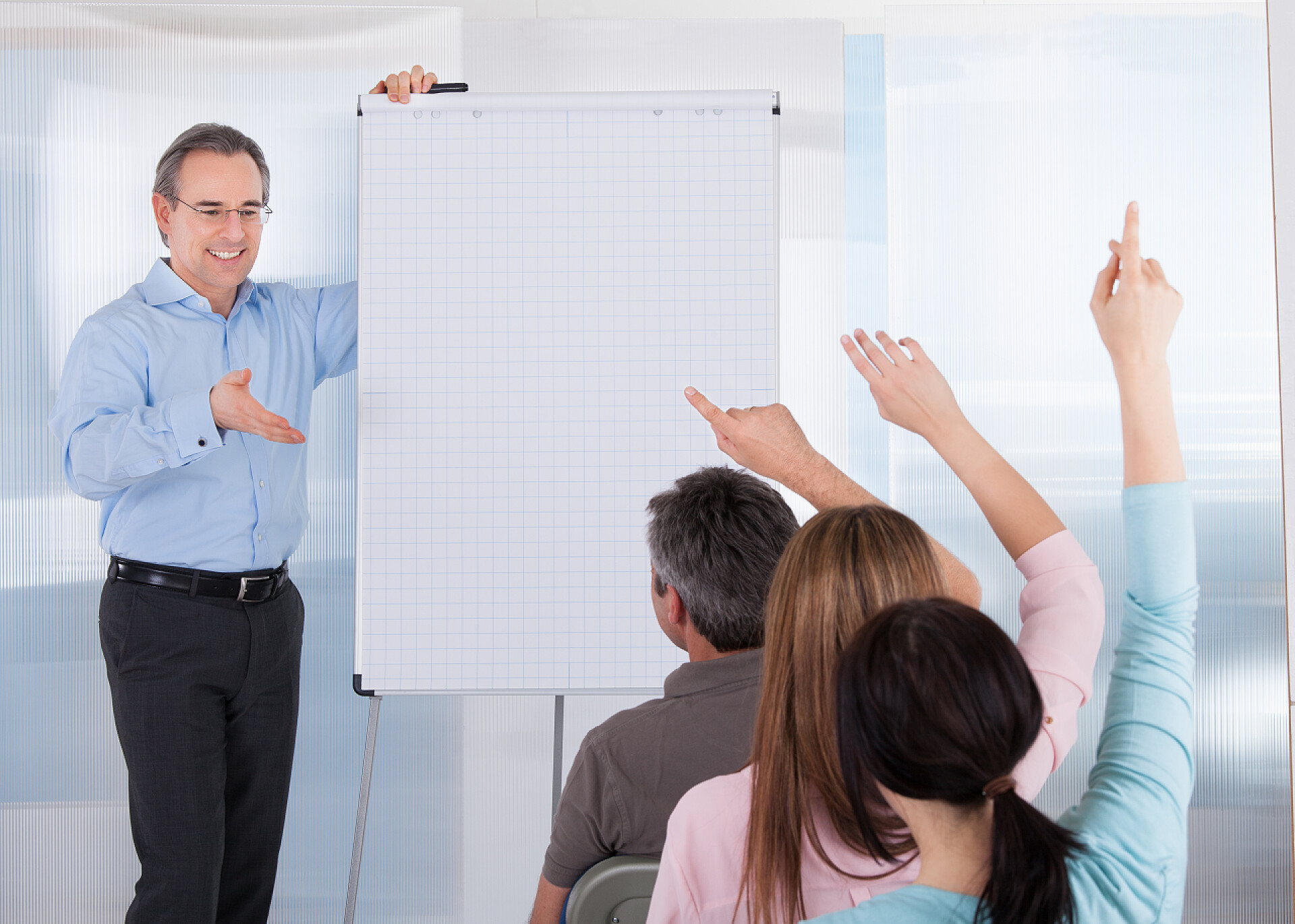 课堂的老师和学生成熟的教师教学生