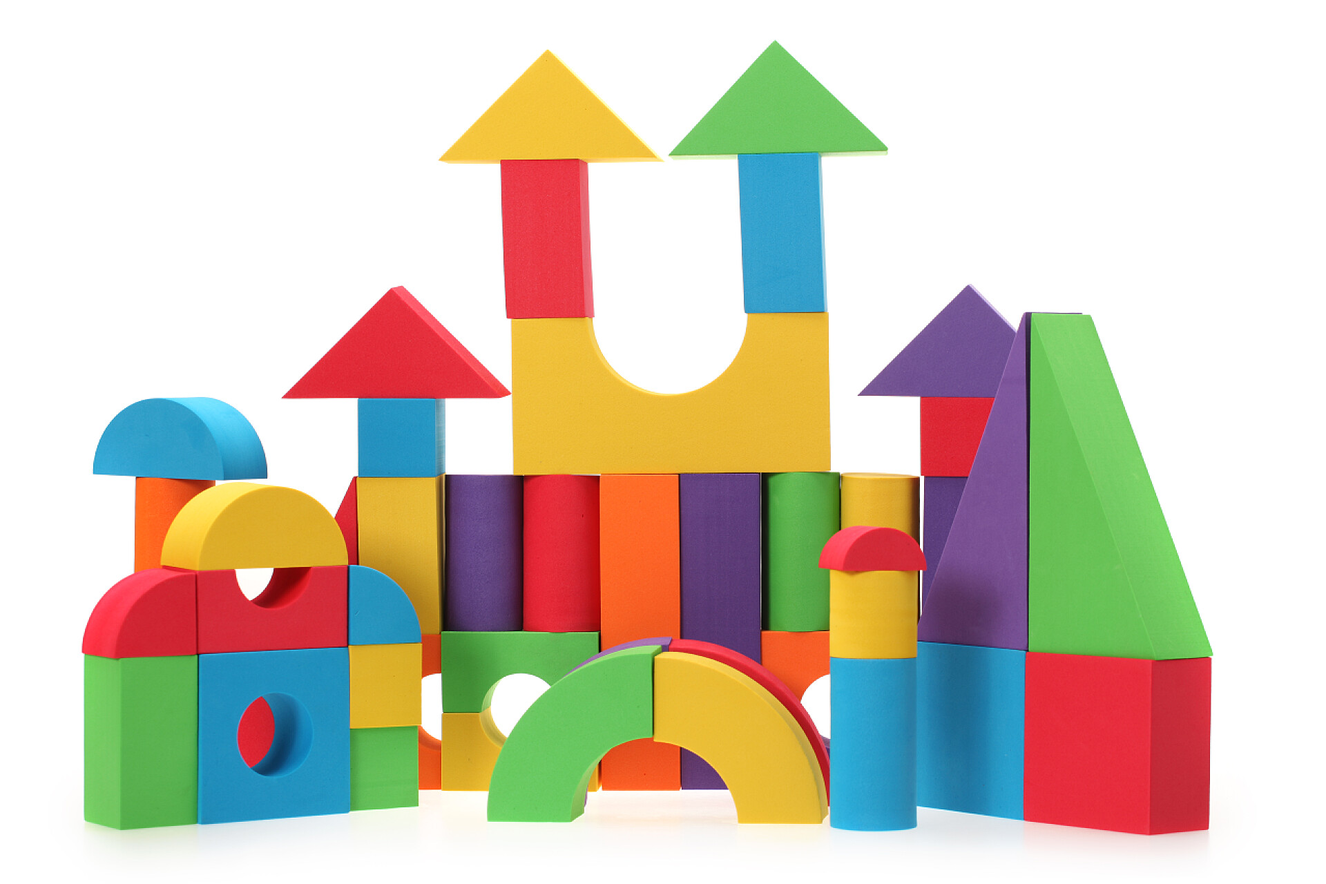 白色背景上的玩具城堡从孤立在白色背景上的颜色块的玩具城堡