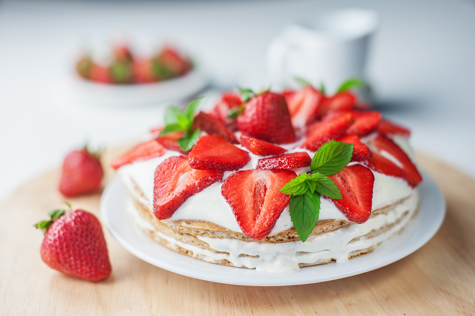 模糊背景薄荷枝的草莓蛋糕草莓味