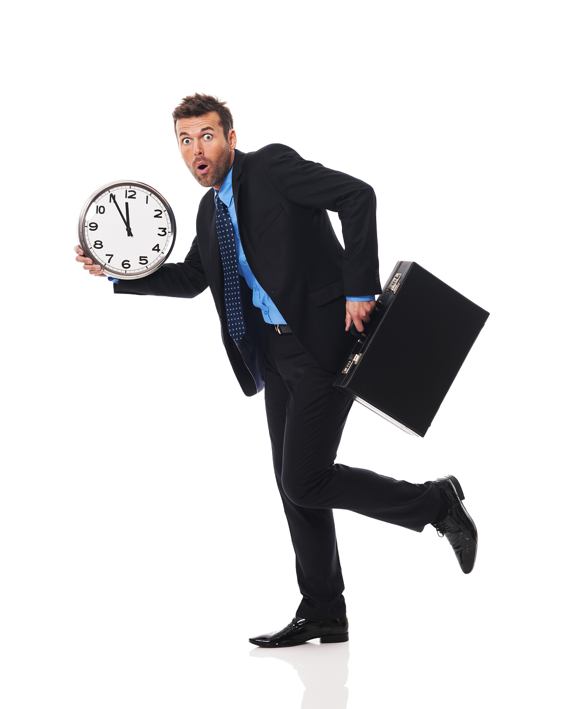 一个外国商人迟到手拿闹钟和公文包商人迟到一次会议