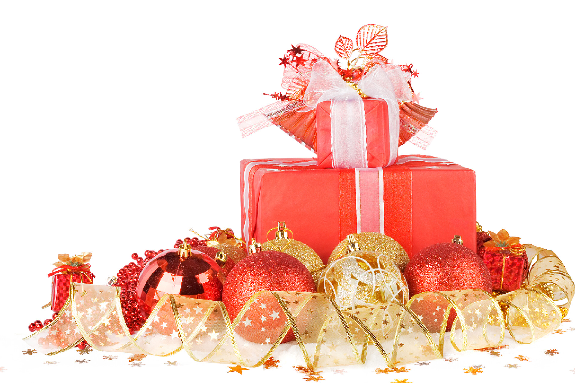 白色背景中圣诞球和礼物堆在一起贺卡上白色隔离 backgrou 圣诞球