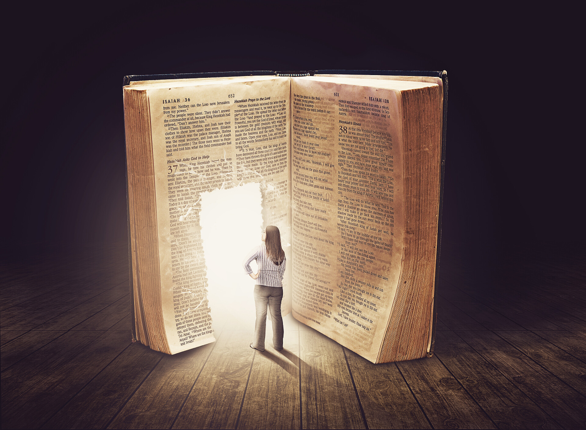 黑色背景下书籍中有一个女人站在发光的大门前女人看大书