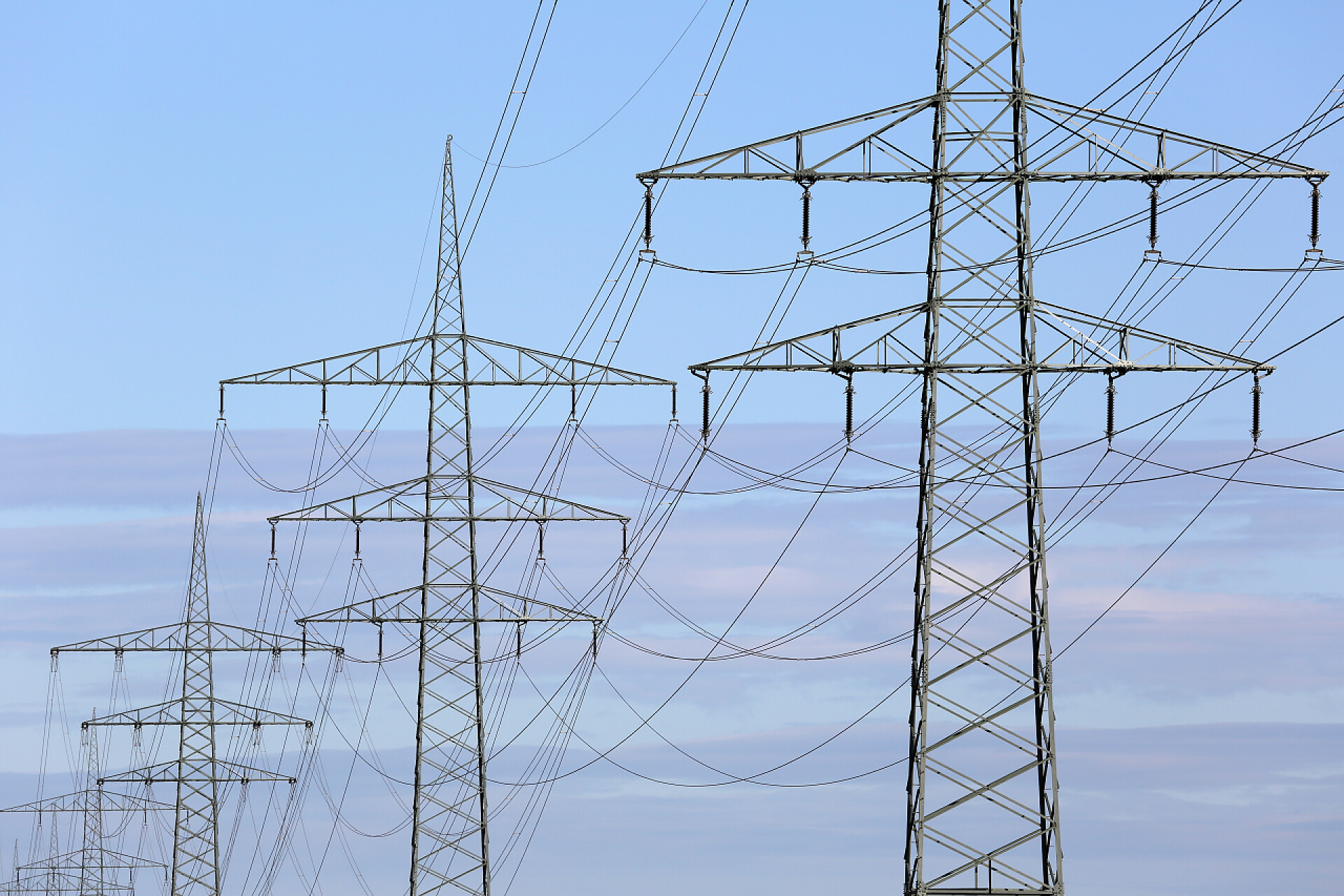 在蔚蓝的天空下的电塔特写电源线