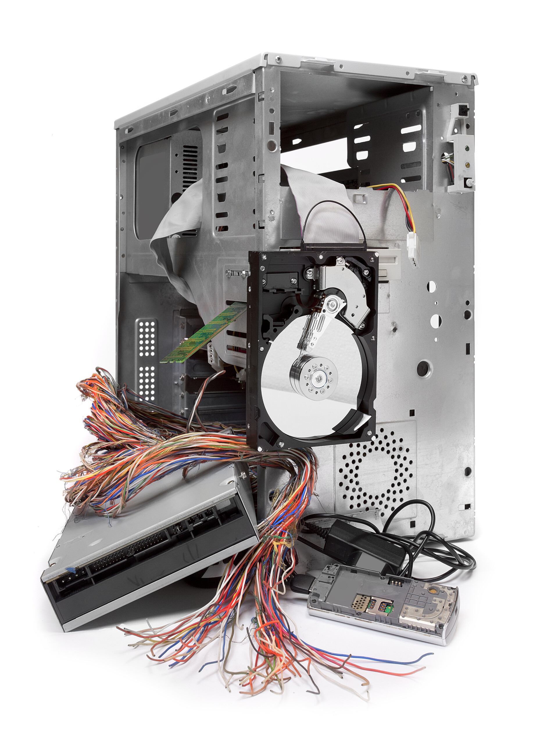 在白色的背景上孤立的电脑主机拆卸零件电脑死机。信息安全的概念.