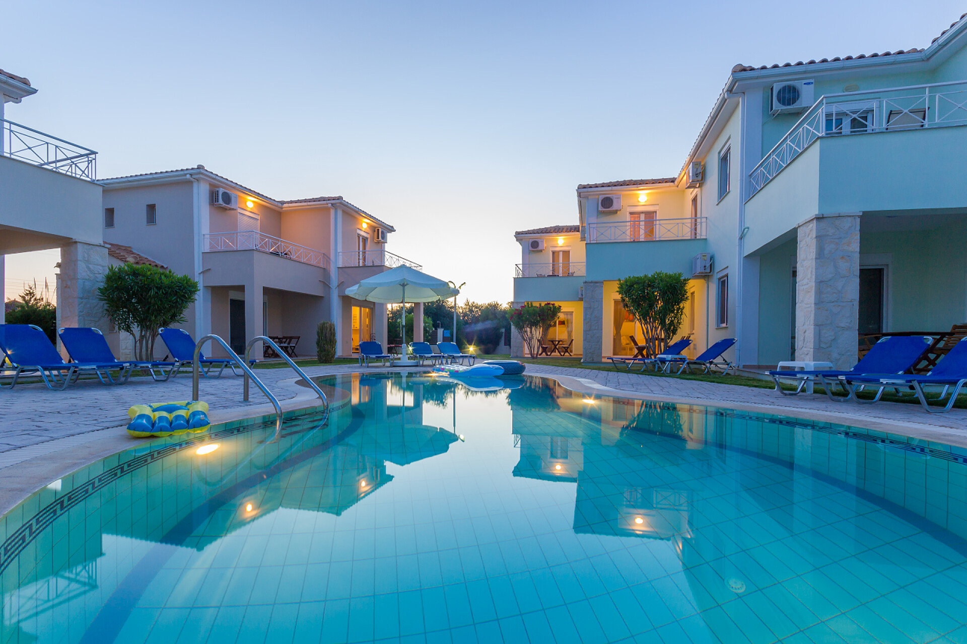 夕阳下豪华的别墅度假村特写带游泳池的豪华别墅