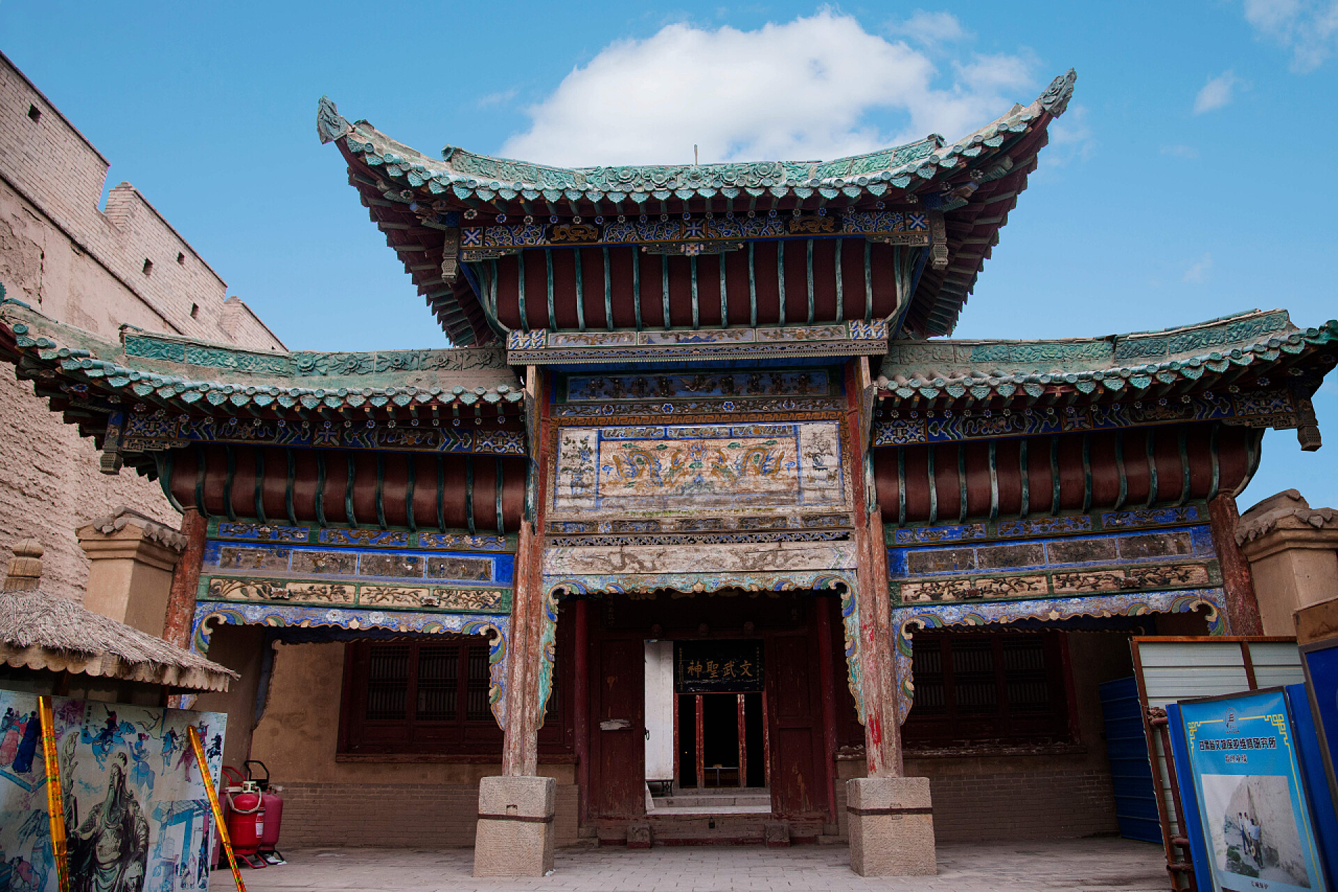 仰拍壮观的寺庙大门甘肃寺明代长城嘉峪关市