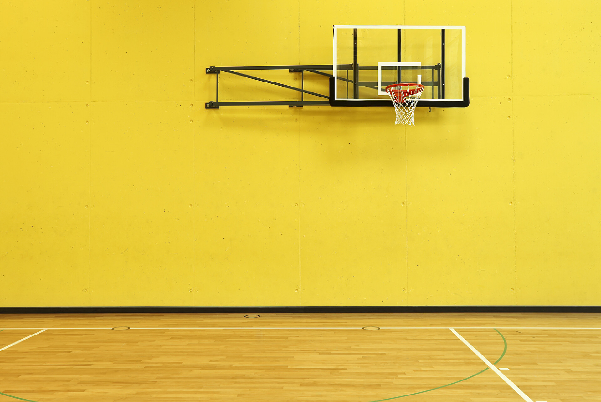 在体育场内部宽阔的篮球框公立学校、 黄墙和篮子