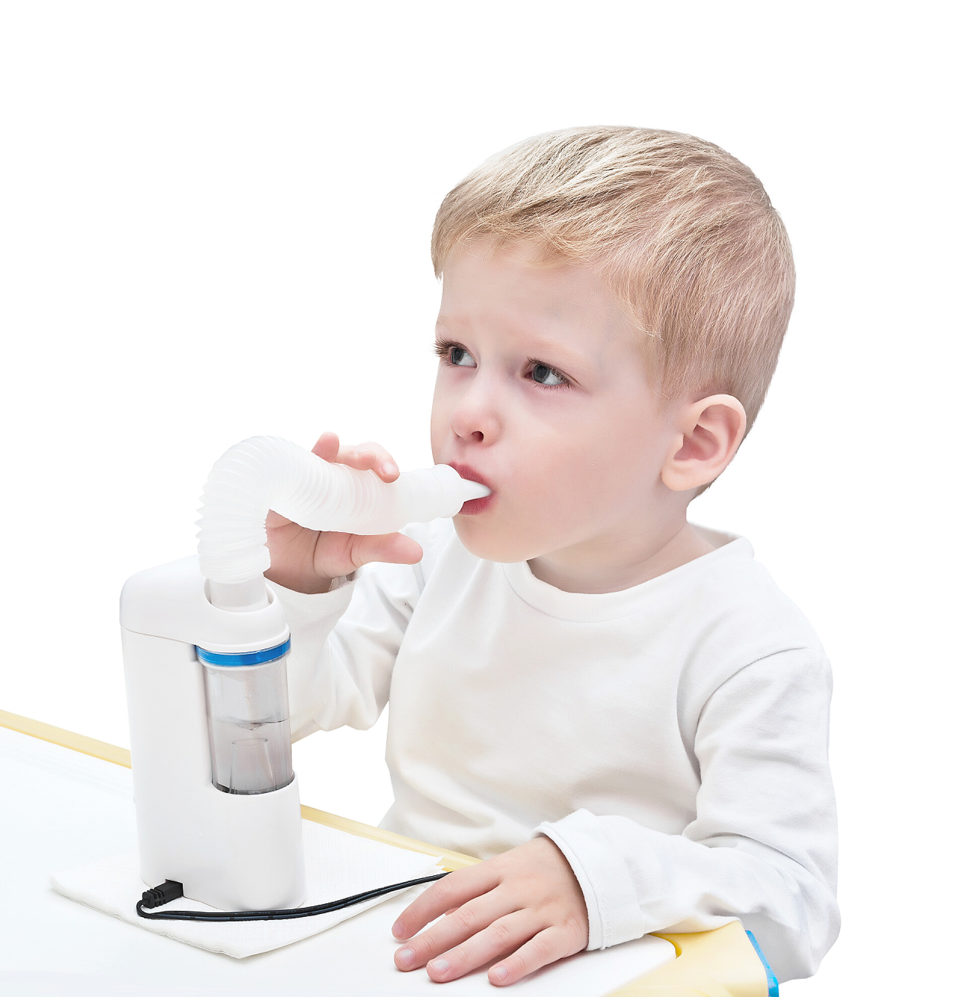 在白色的背景上孤立的男孩使超声波雾化器男孩使吸入