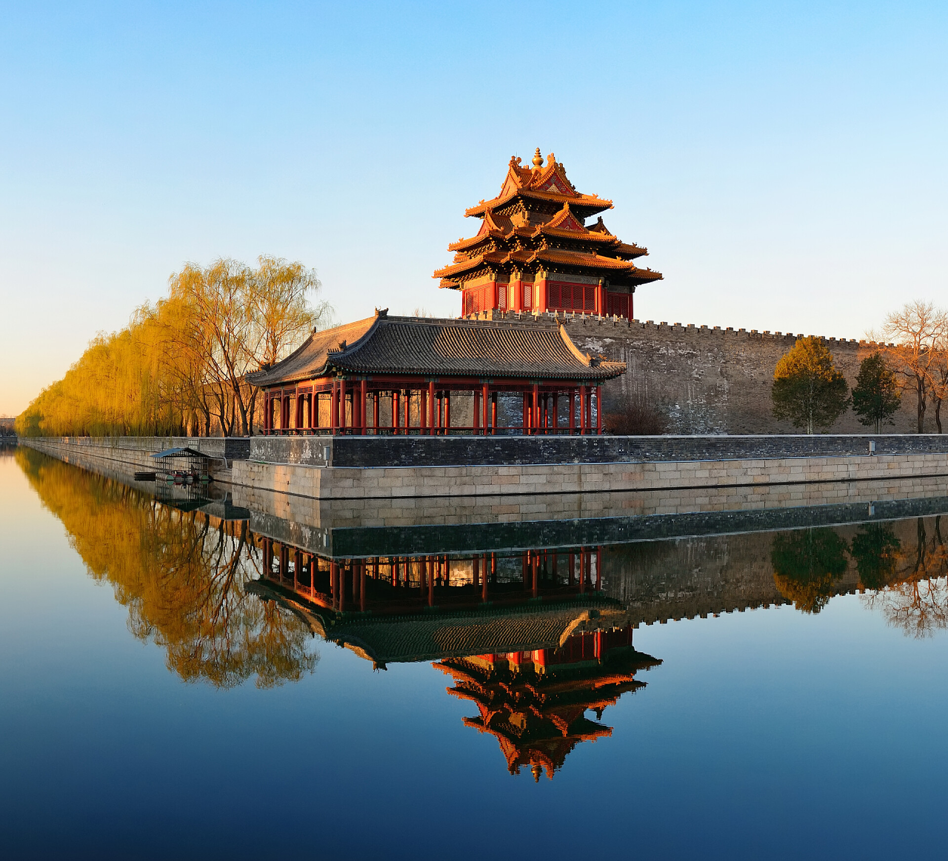 侧拍美丽的北京湖畔的皇宫景色皇家宫殿