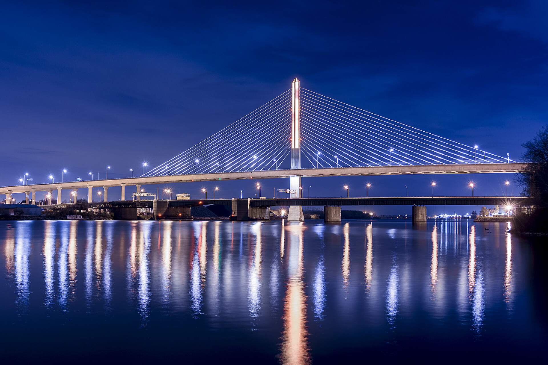夏季夜晚美丽的大桥倒映在湖水里退伍军人玻璃市天桥