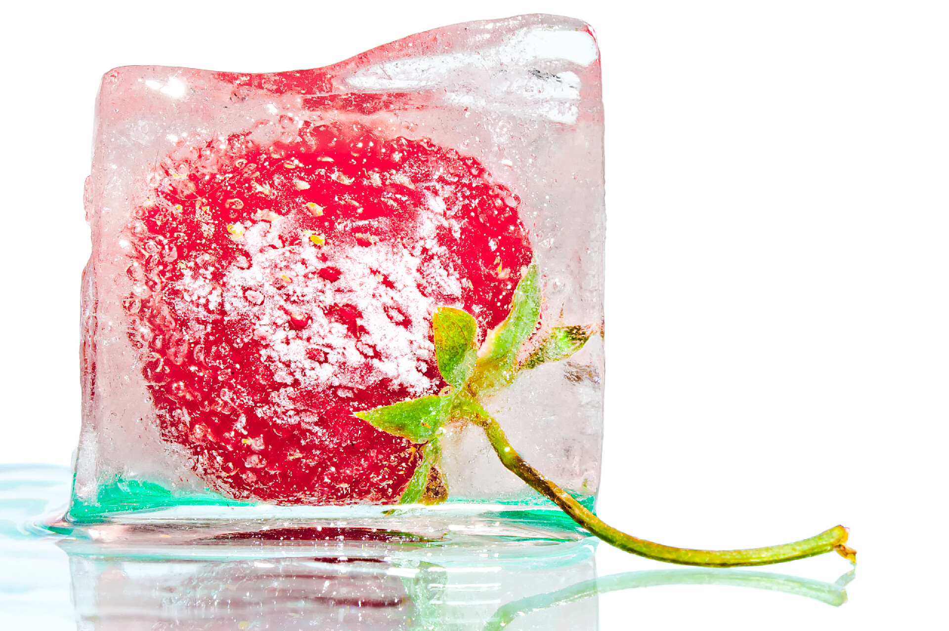 在白色的背景上草莓被冻在冰块里草莓在玻璃上的冰多维数据集