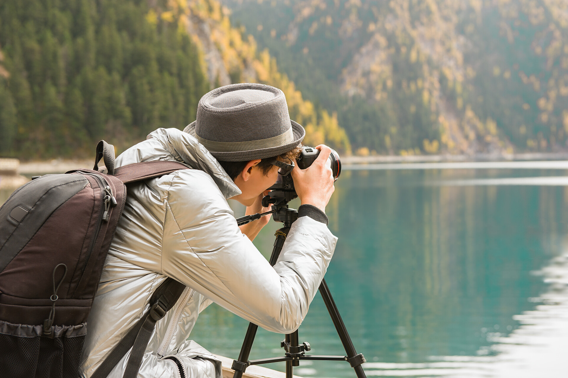 摄影师在湖水旁拍摄proffesionalnyj 摄影师没有射击的高山湖泊