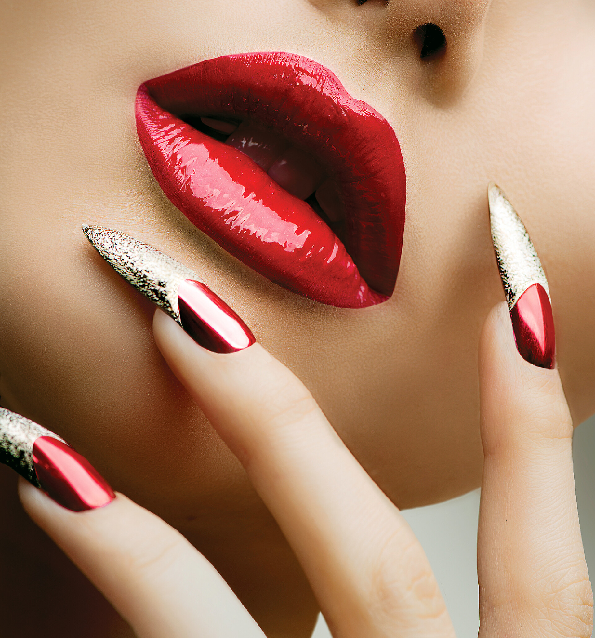 时尚美女模手抚摸下巴特写时尚美女模型。修指甲和化妆