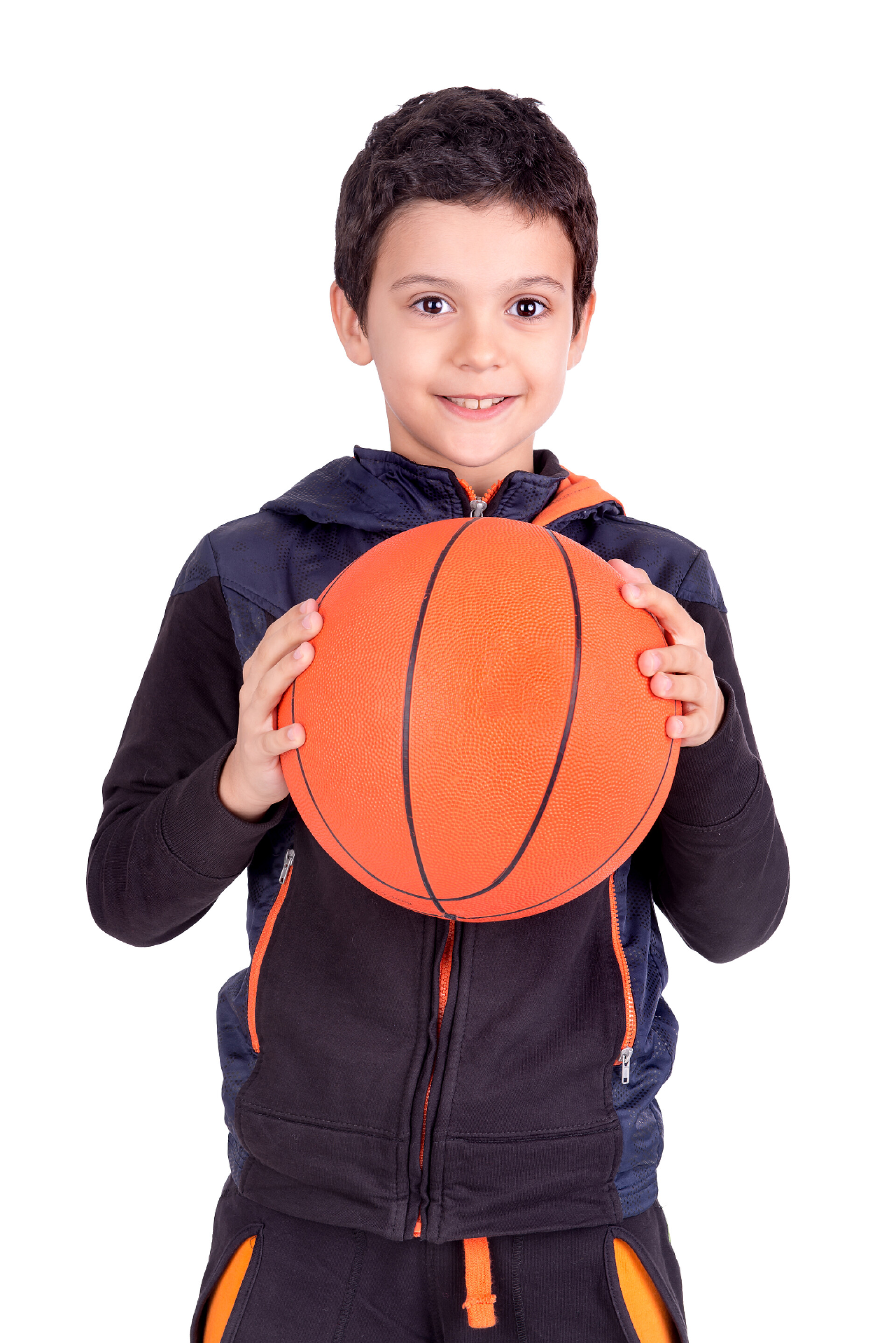 白色的背景上小男孩和篮球合影篮球运动员