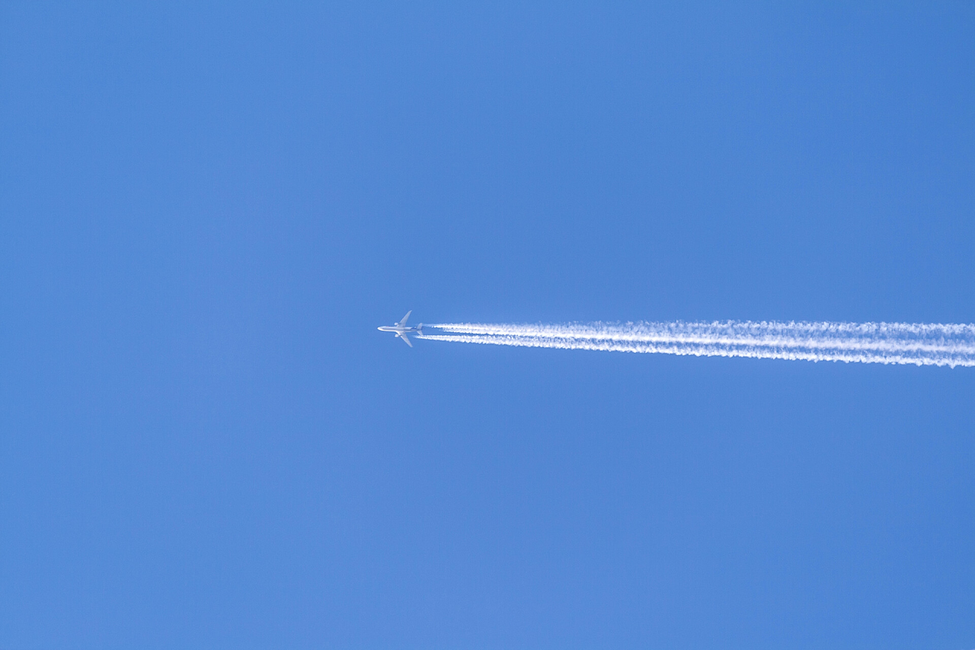 蓝色天空中飞翔的飞机蓝蓝的天空缩径