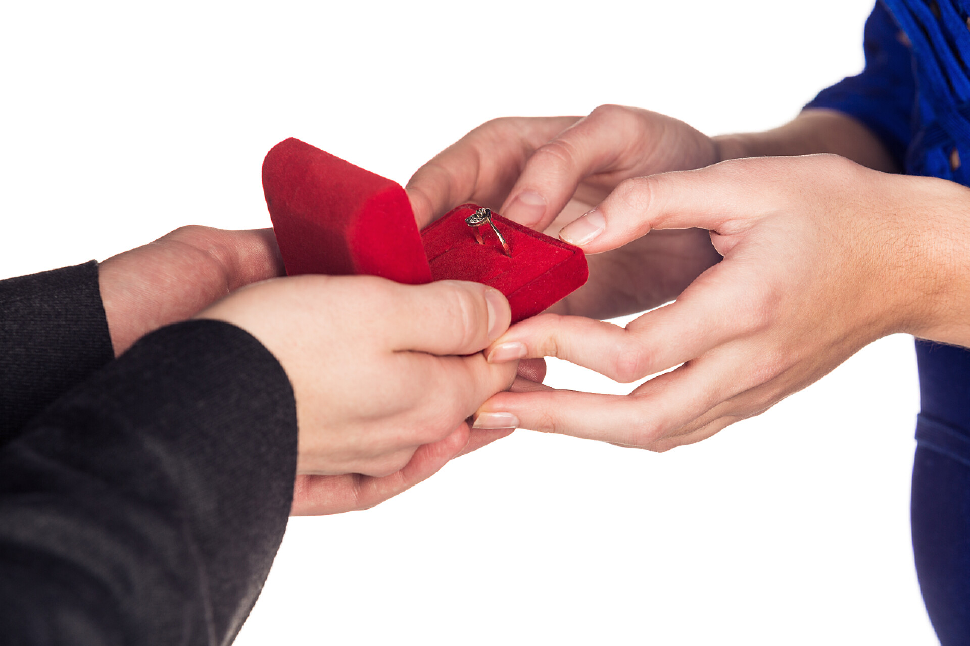 白色背景上递上婚戒特写求婚