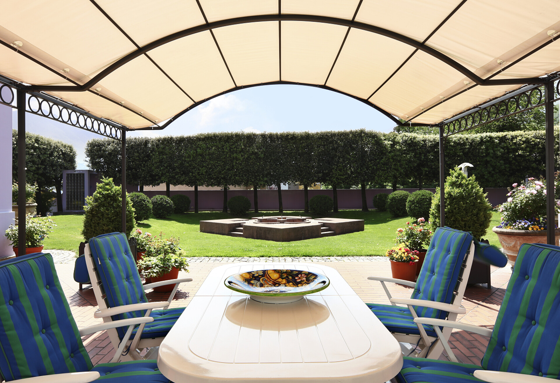 豪华的现代别墅花园现代别墅