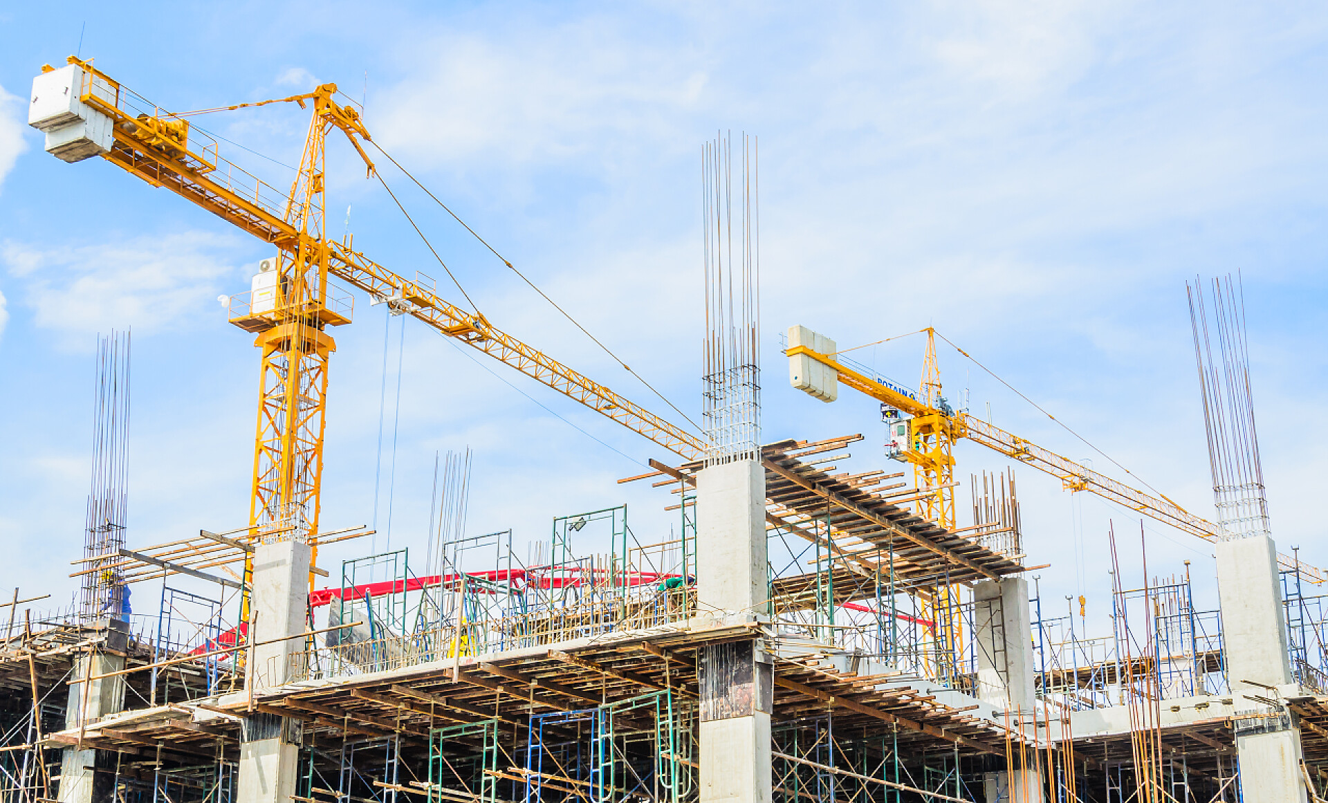 仰拍蓝天下的建筑起重机建筑起重机