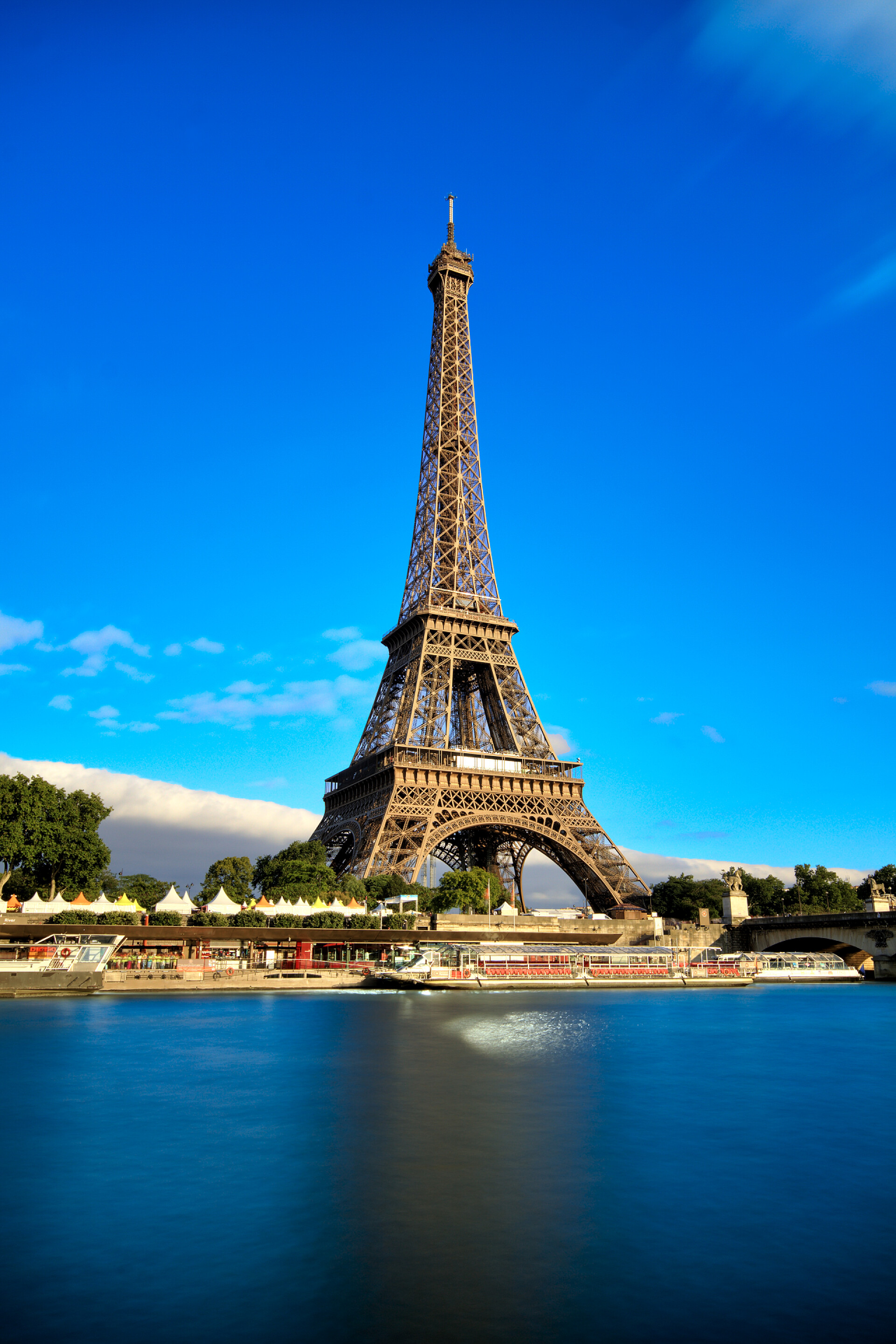 在蔚蓝的天空下美丽巴黎埃菲尔铁塔美景巴黎埃菲尔铁塔