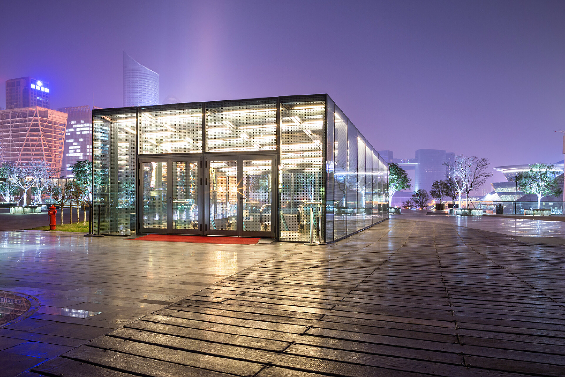 夜晚寂静的购物商场地下入口处购物商场地下入口处