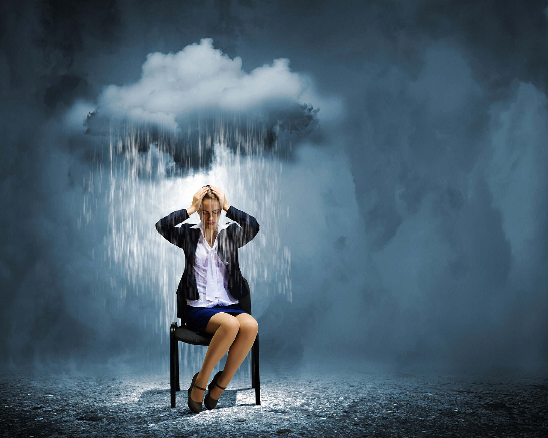 年轻的麻烦女商人坐在雨下求职