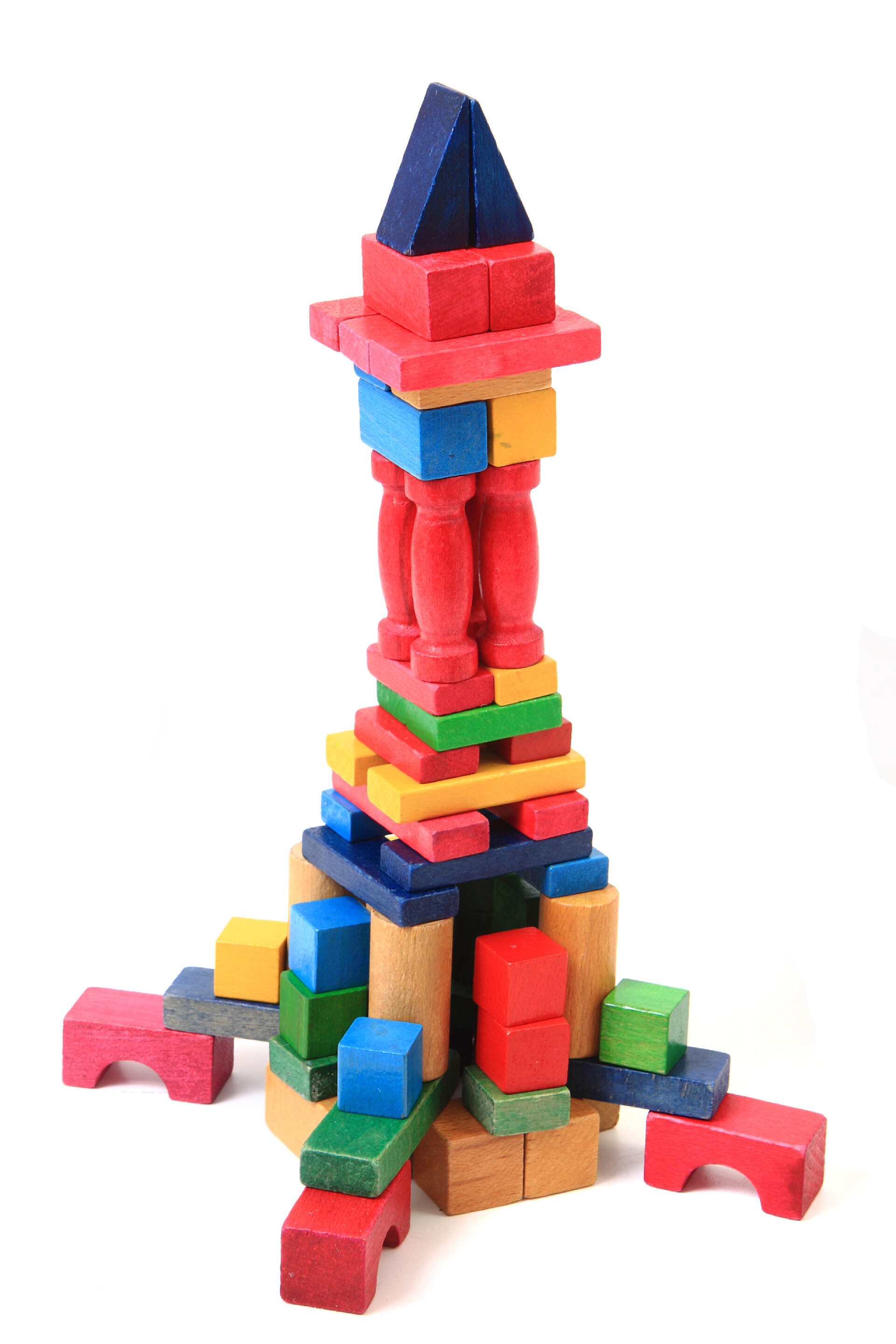 白色背景上隔离的木制砖城堡