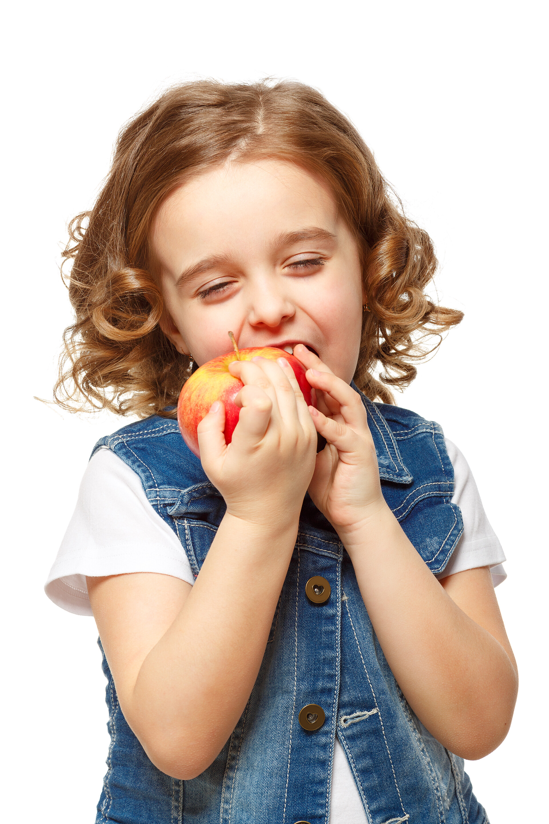 小女孩抱着一个红苹果的牛仔夹克。白色背景上孤立.