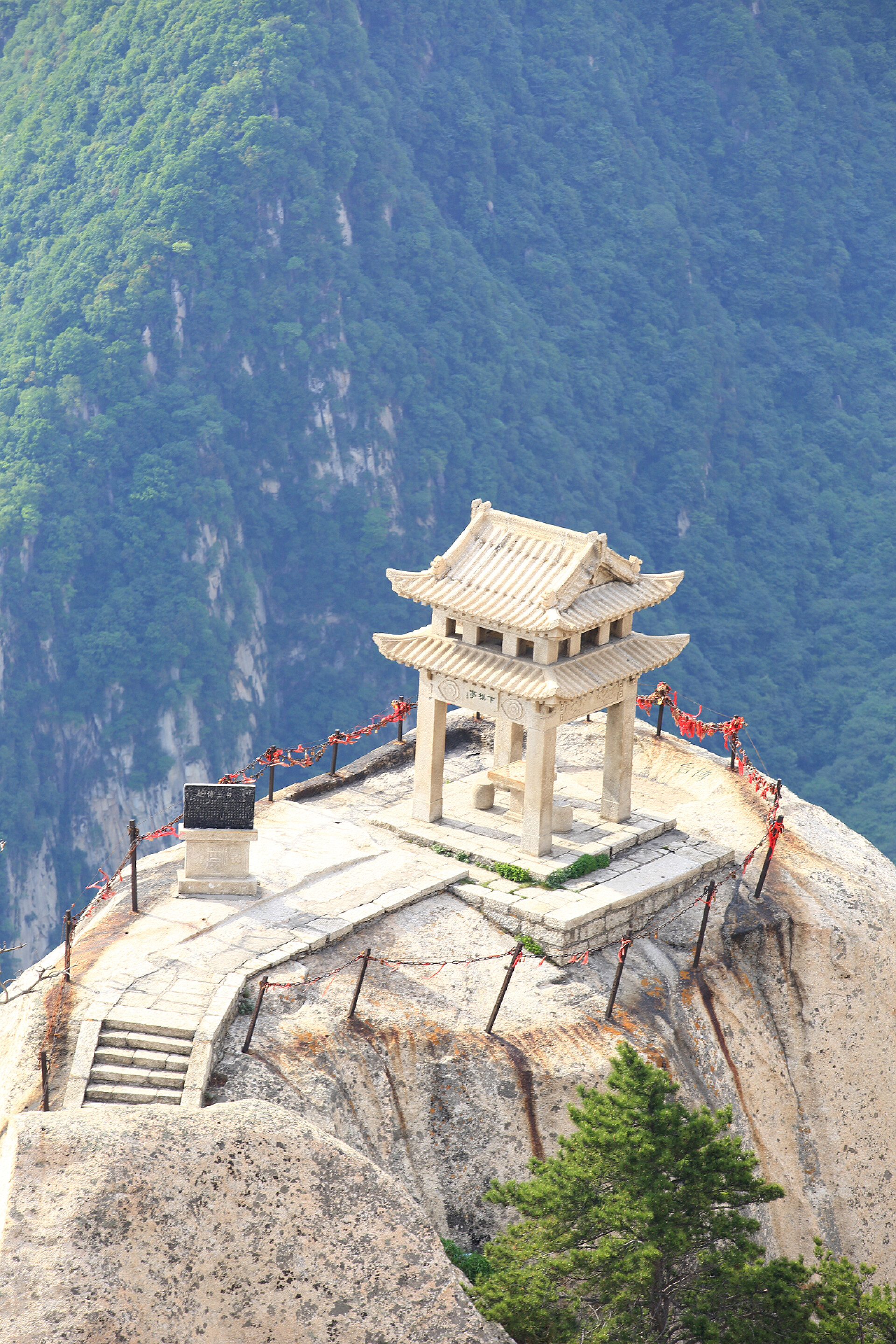 中国华山悬崖上的石亭子石塔建在石头的悬崖