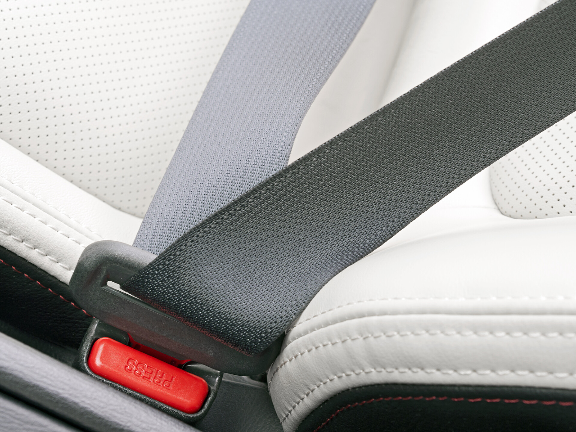 汽车上系好的安全带特写在安全车系好安全带