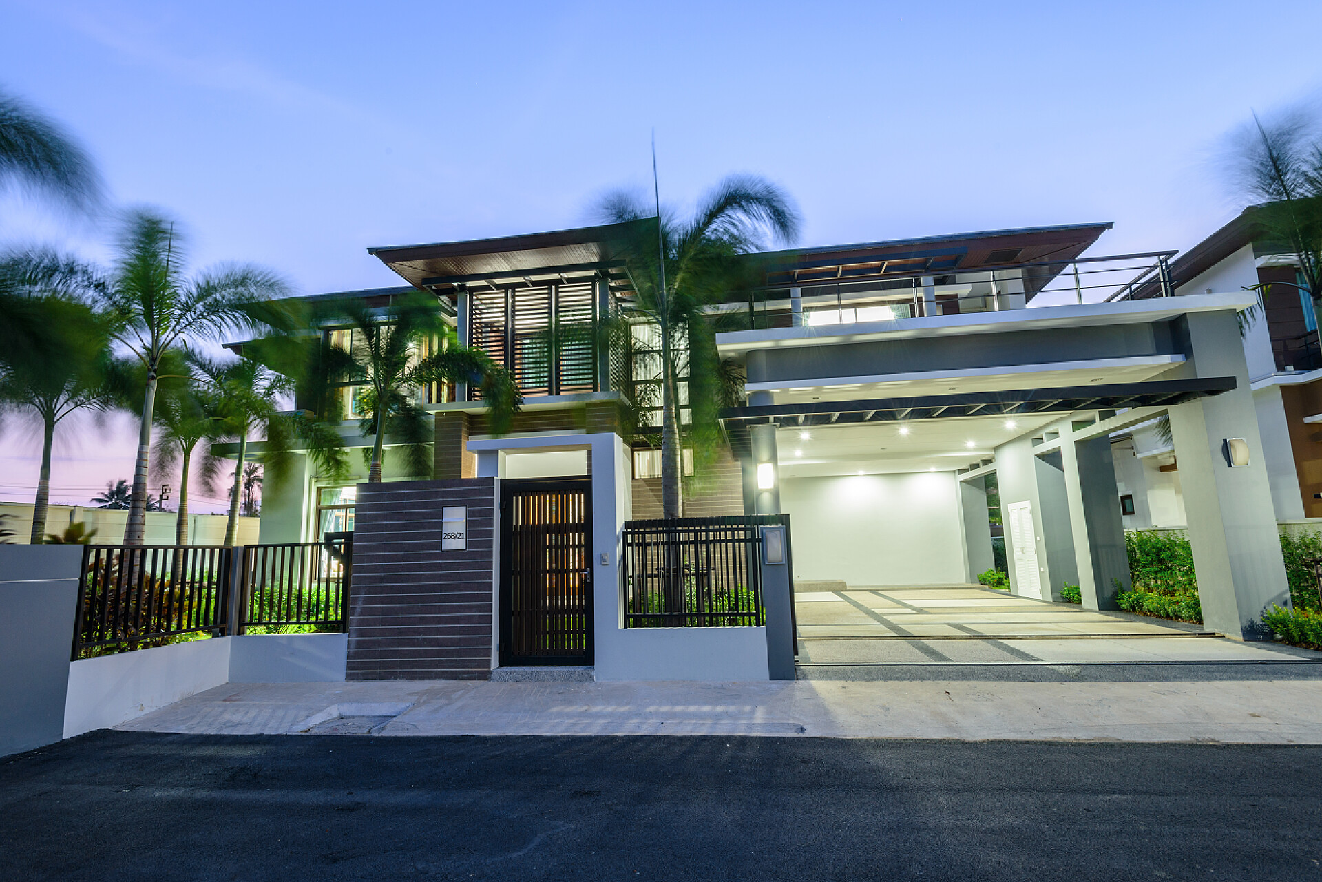 现代式建筑别墅现代的房子，晚上在刮风的日子 