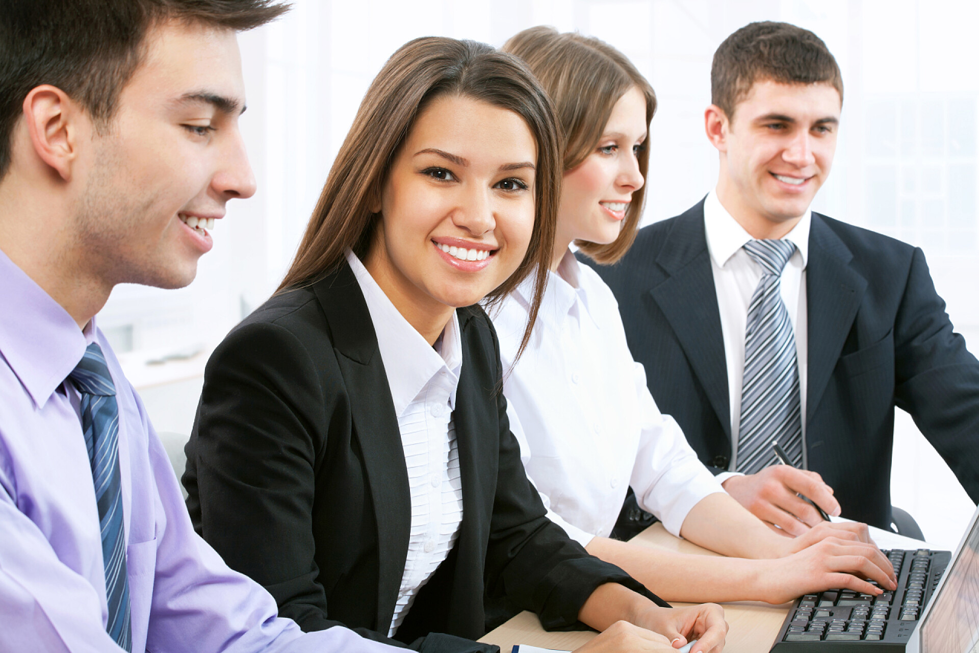 快乐的团队与一位女性领导人的肖像业务团队