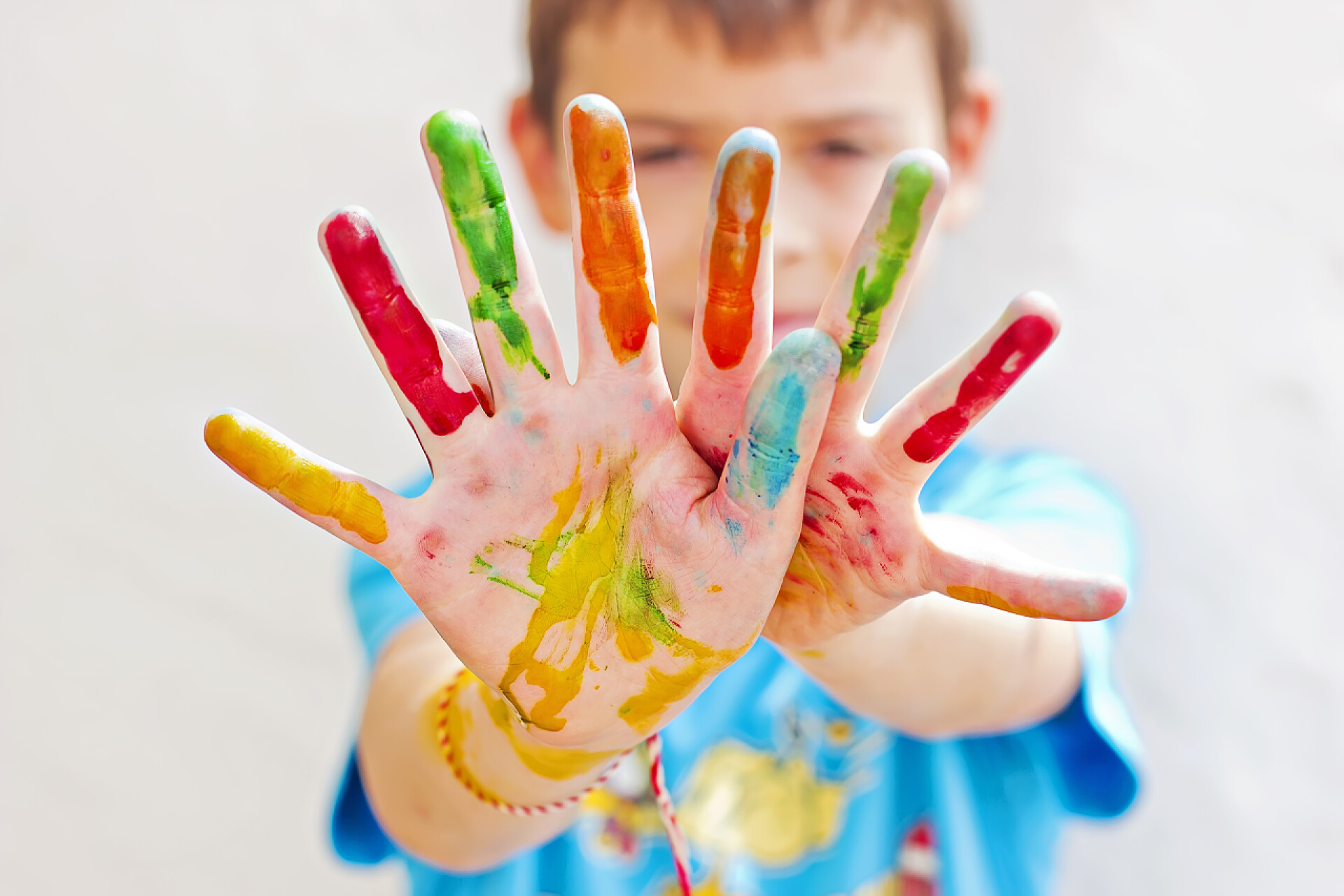孩子手指涂上不同的颜色特写多彩的手