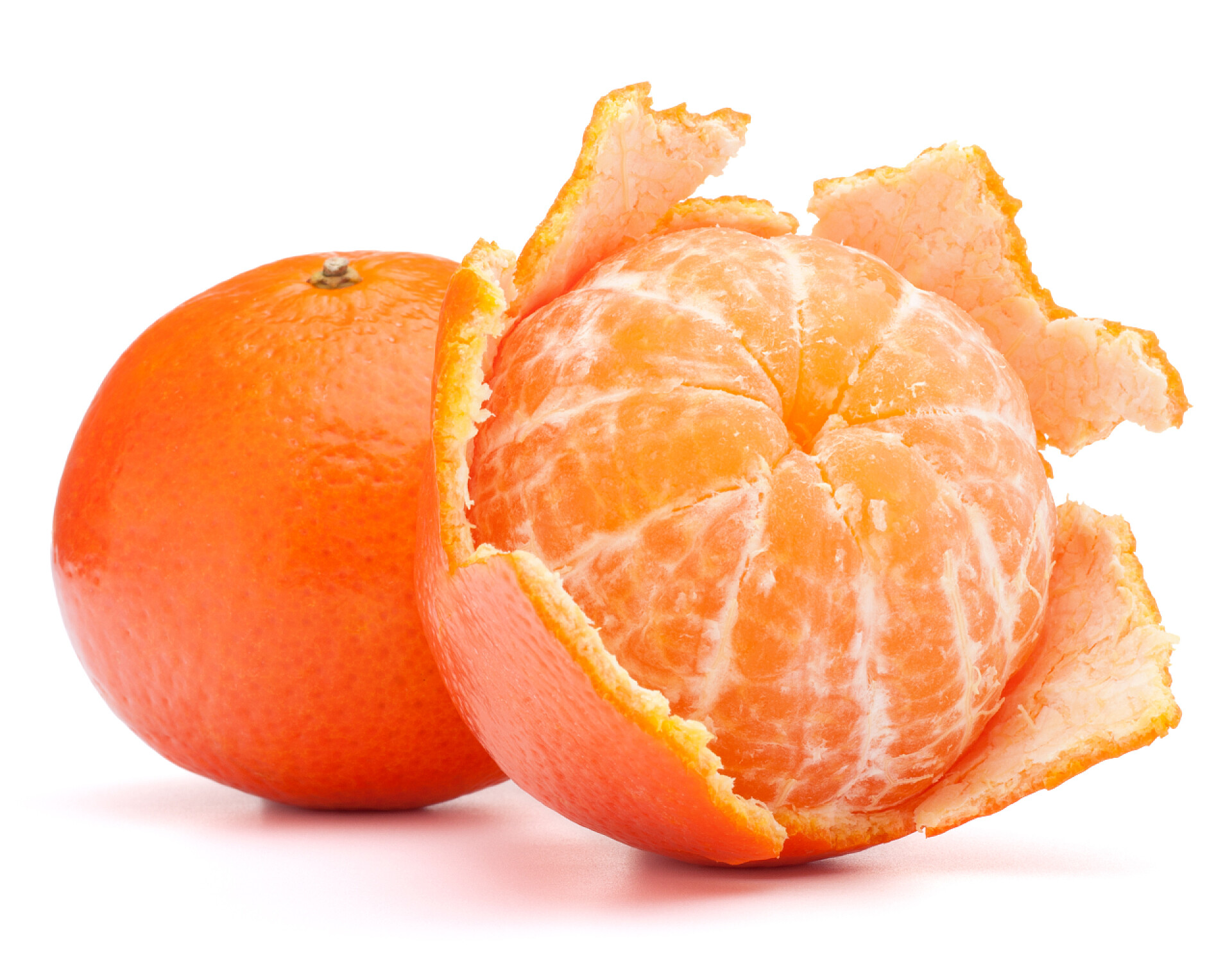 白色背景上的柑橘去皮的橘或普通话水果