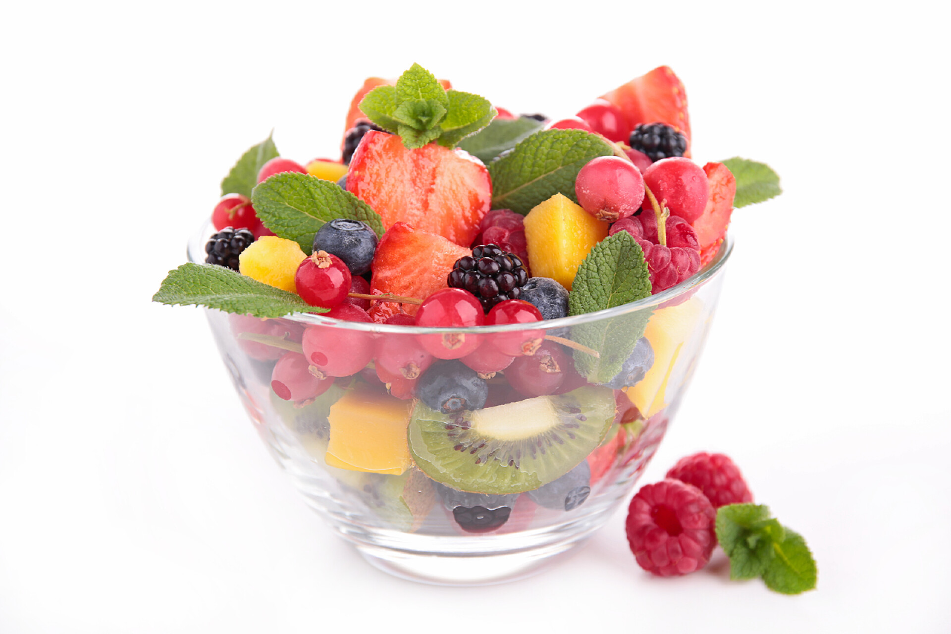 白色背景上碗里的水果沙拉碗水果沙拉