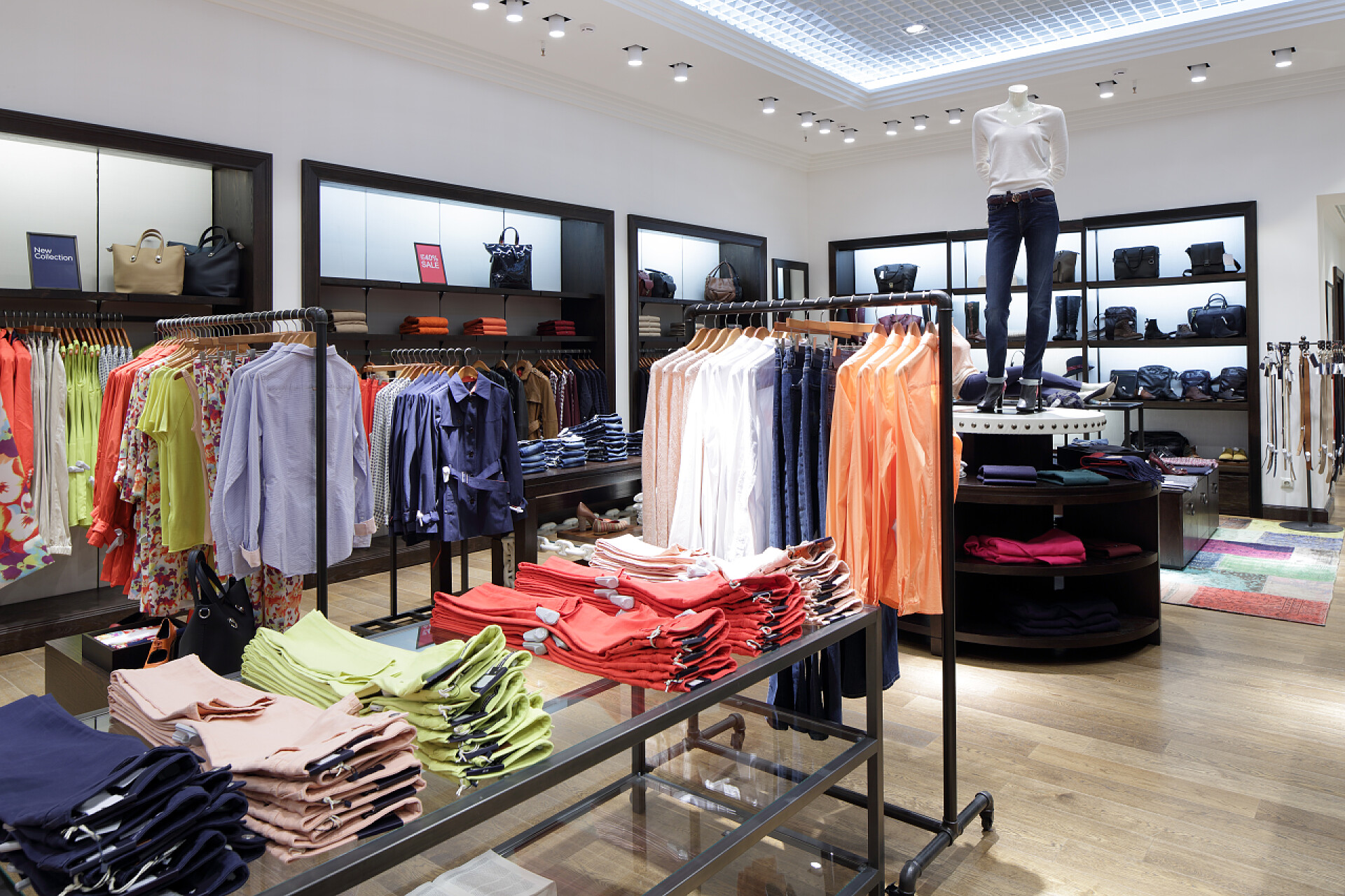 高档时尚服装店品牌新的内饰的布料店