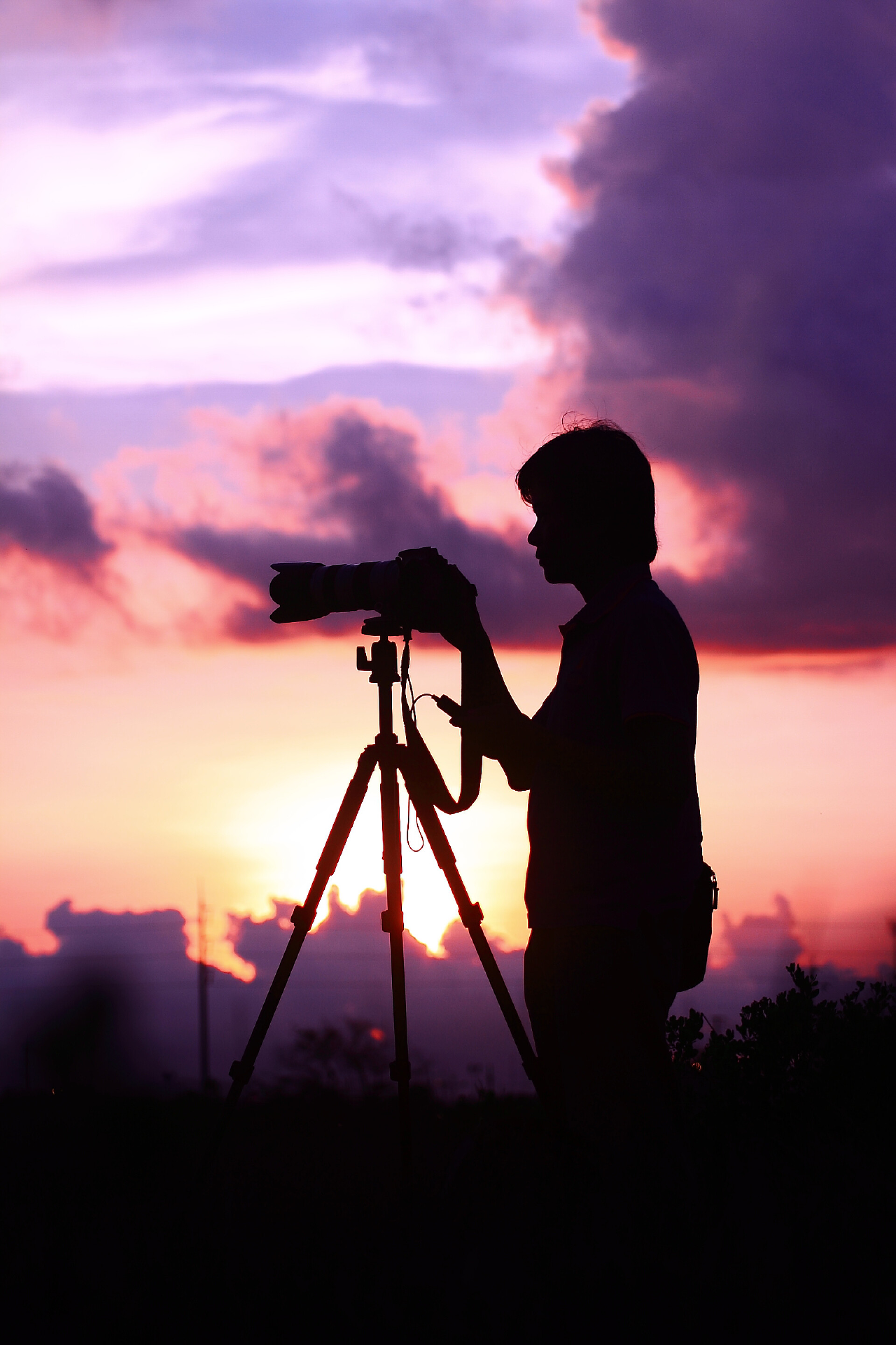 日出时摄影师剪影年轻的摄影师的剪影