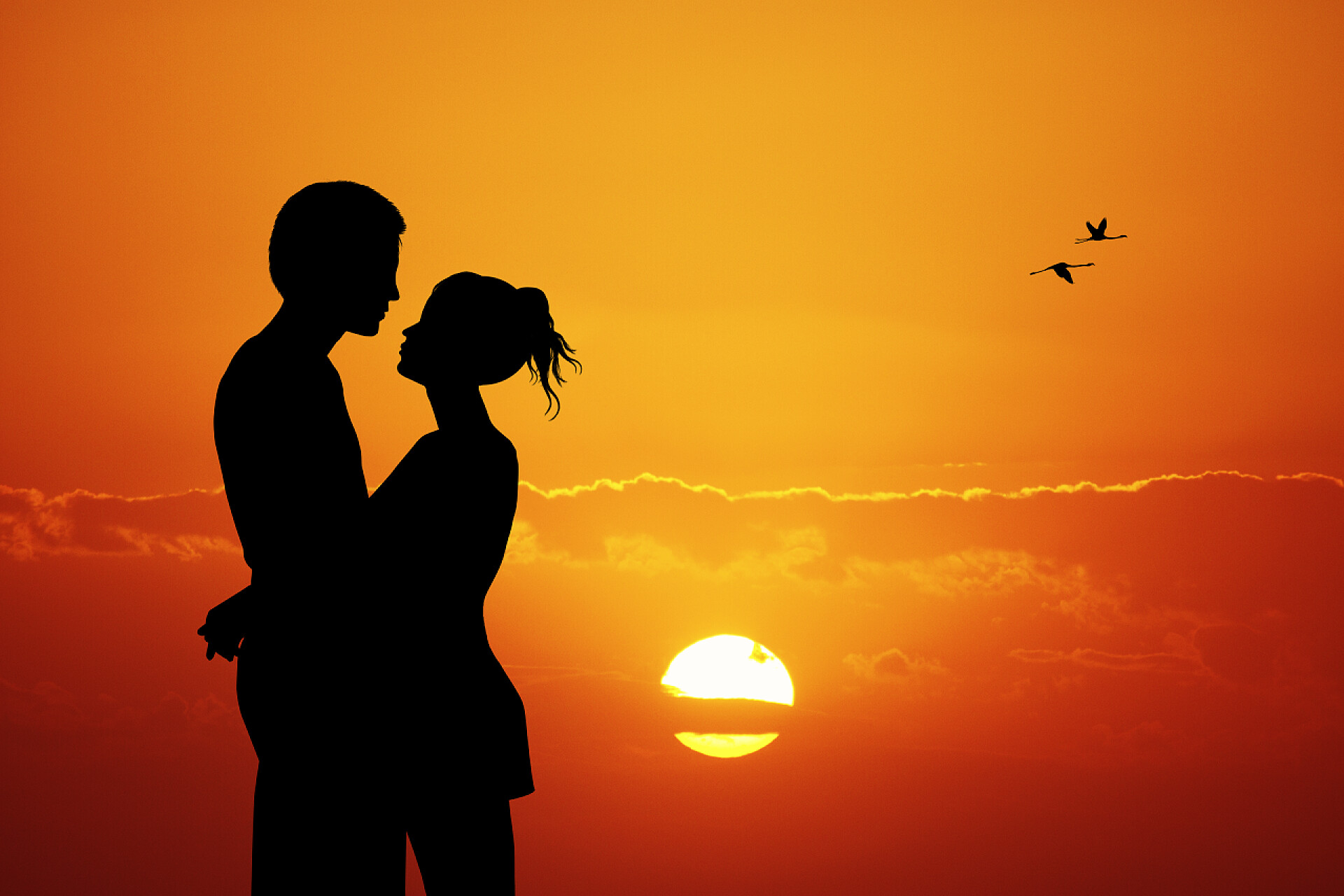 日落下的恋人剪影爱在日落时