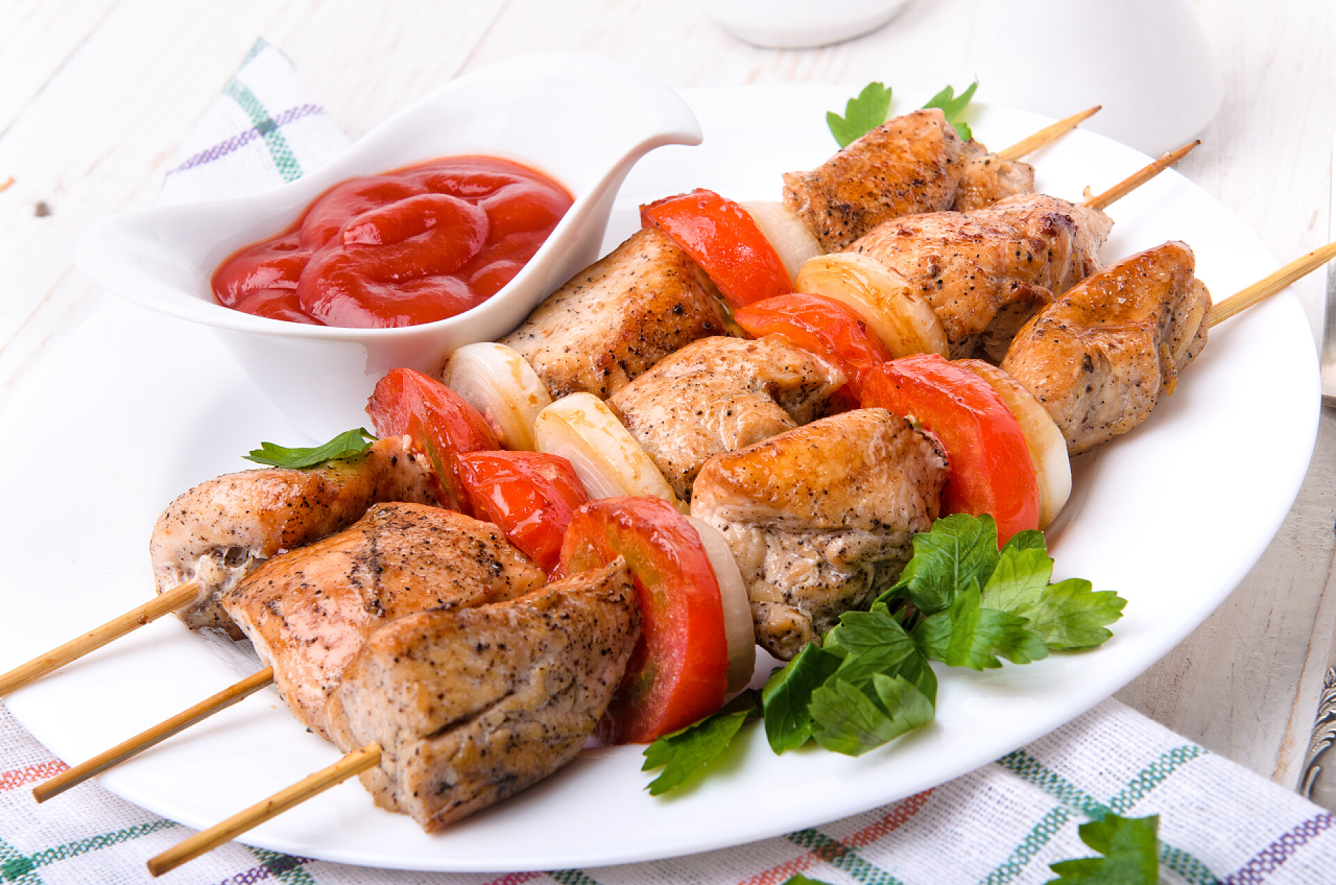 白色背景上的烤鸡肉串.烤肉串