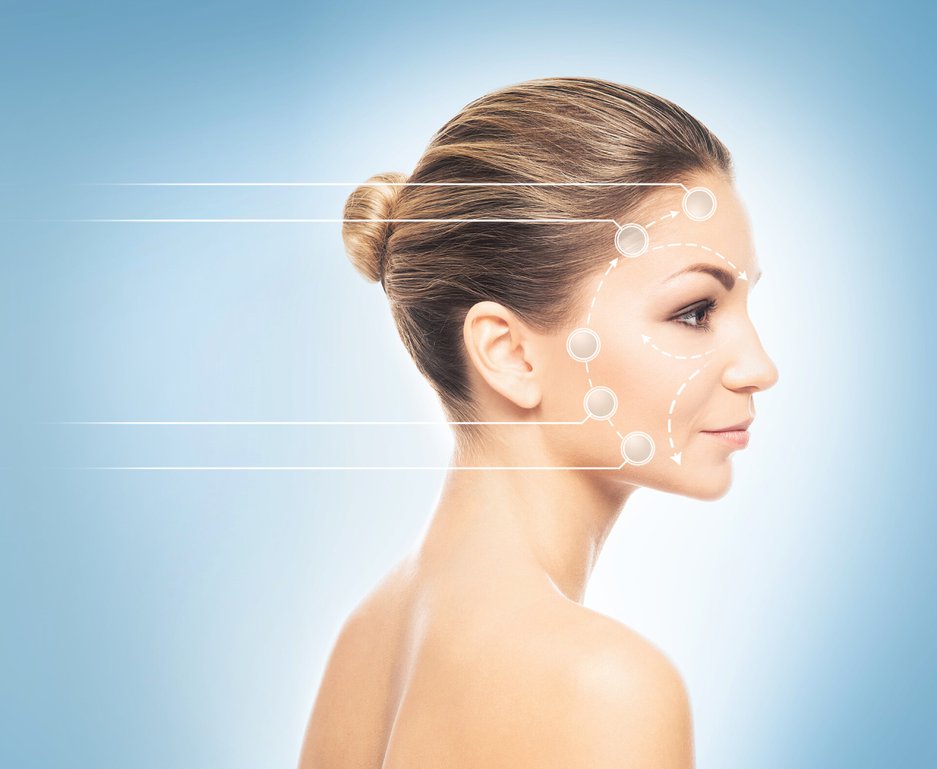 蓝色背景上美丽的女人女人用虚线箭头