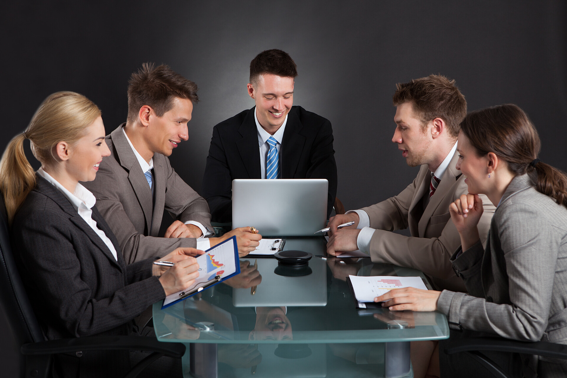 黑色背景前商界人士在开会商务人士讨论