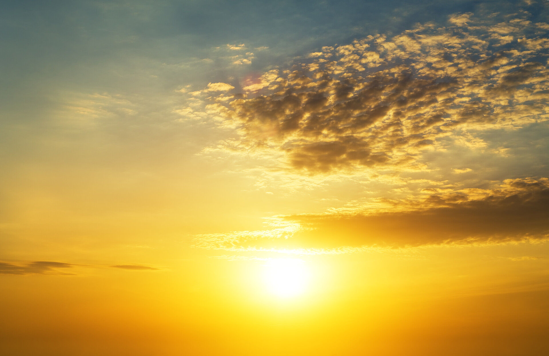 日落前美丽的天空天空背景和水反射.