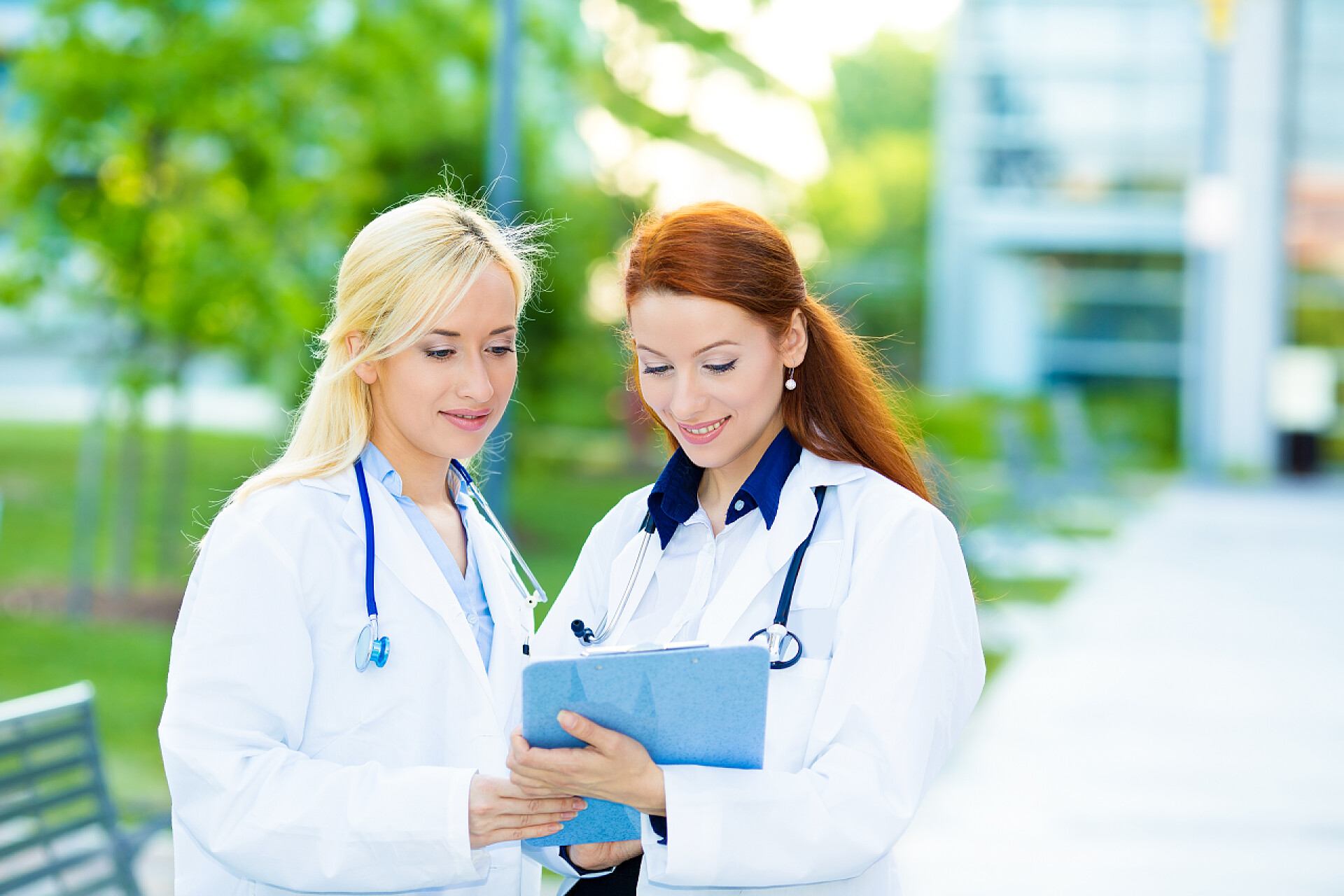 户外讨论医学研究的美女医生卫生保健专业人员讨论病人个案的肖像