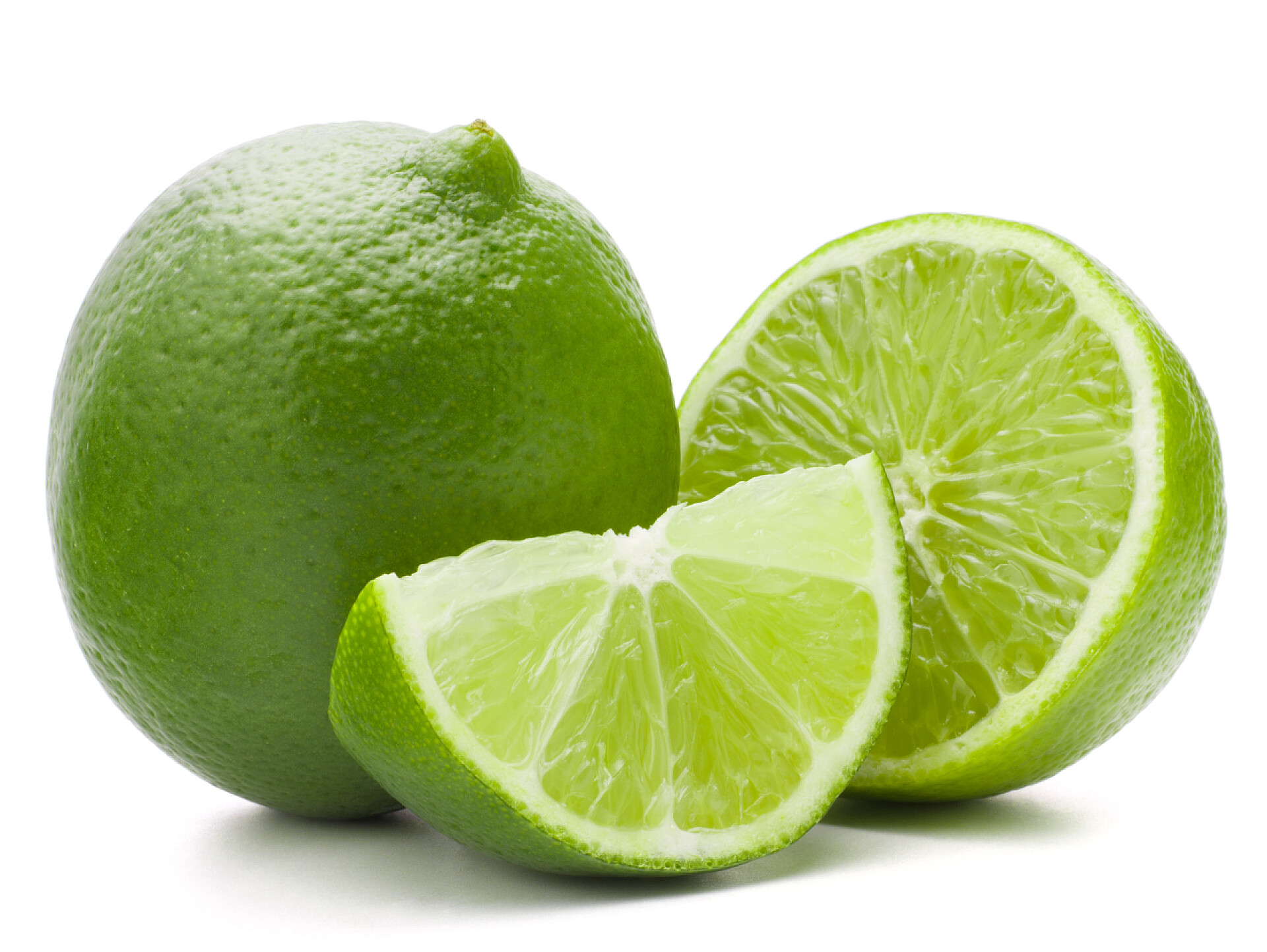 白色背景上切开的柑橘柑橘石灰水果