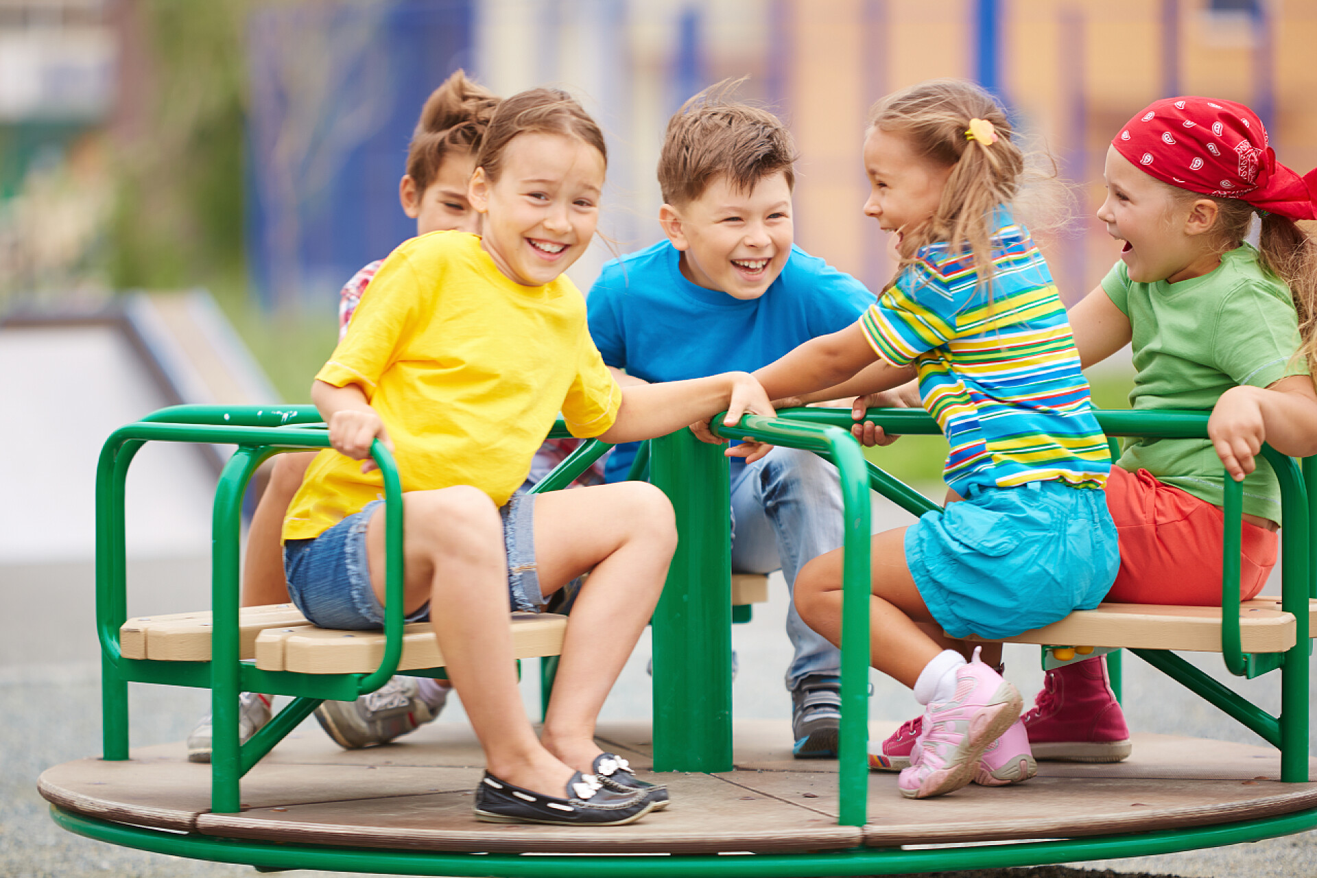 在户外玩旋转木马的小朋友在旋转木马上玩耍的朋友