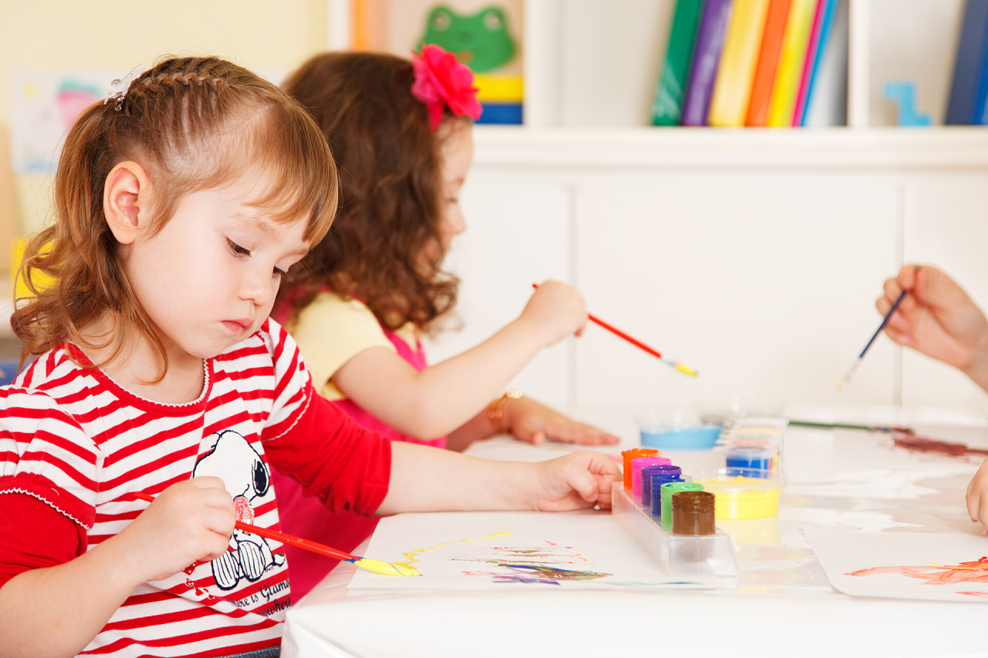 学龄前儿童在课堂画画学龄前儿童在教室里