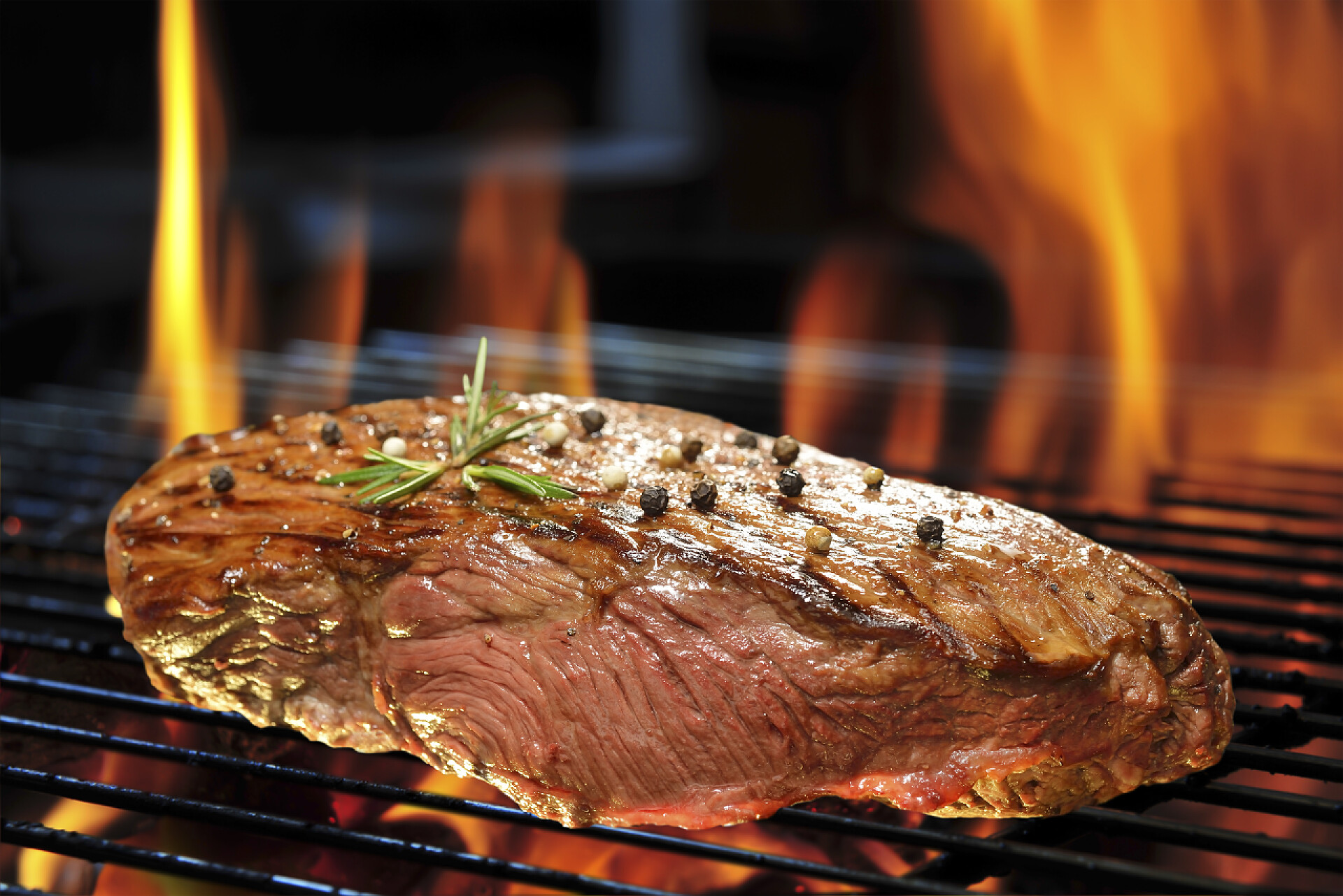 烤架上的烤肉特写烧烤的肉类