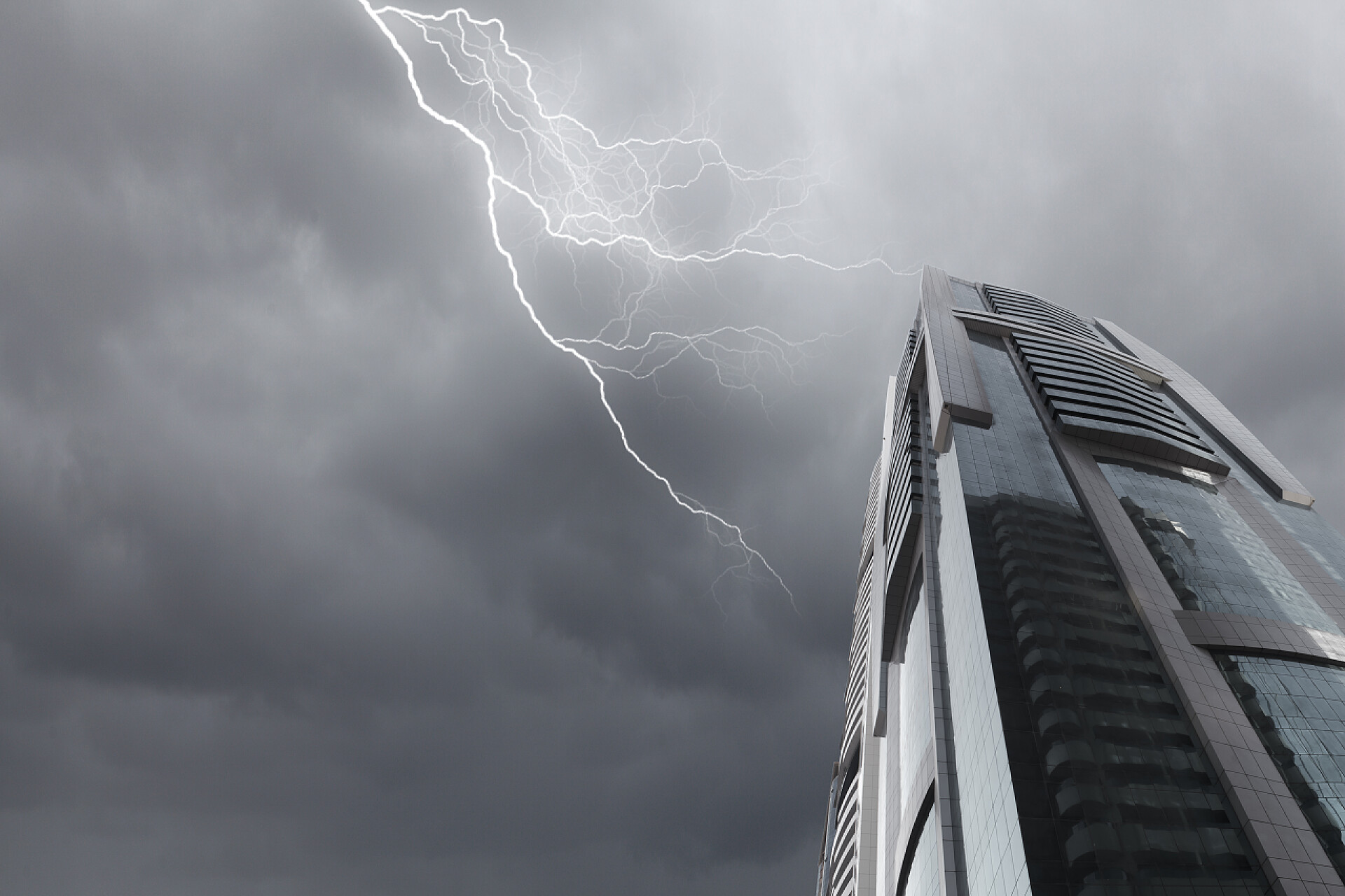 雷雨天气下的摩天大楼底部形象现代城市